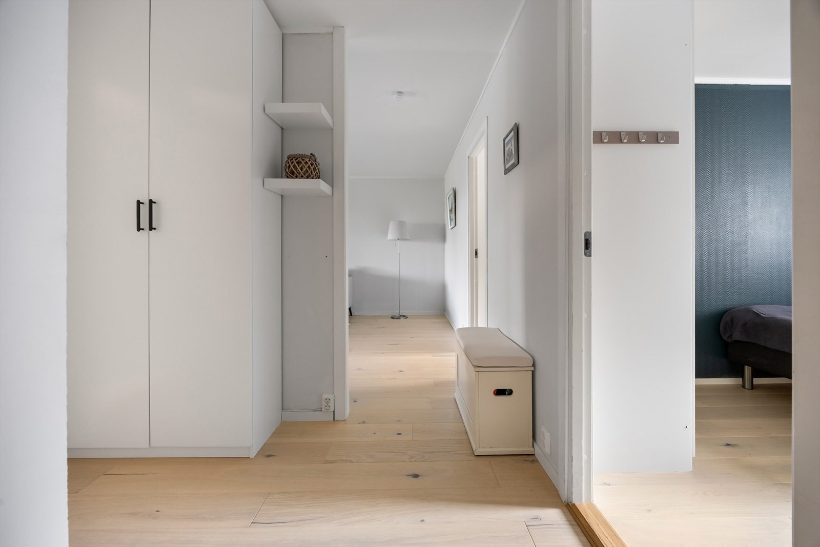 I tilknytning til entréen finner du en praktisk garderobe som sørger for gode oppbevaringsmuligheter. Galleribilde
