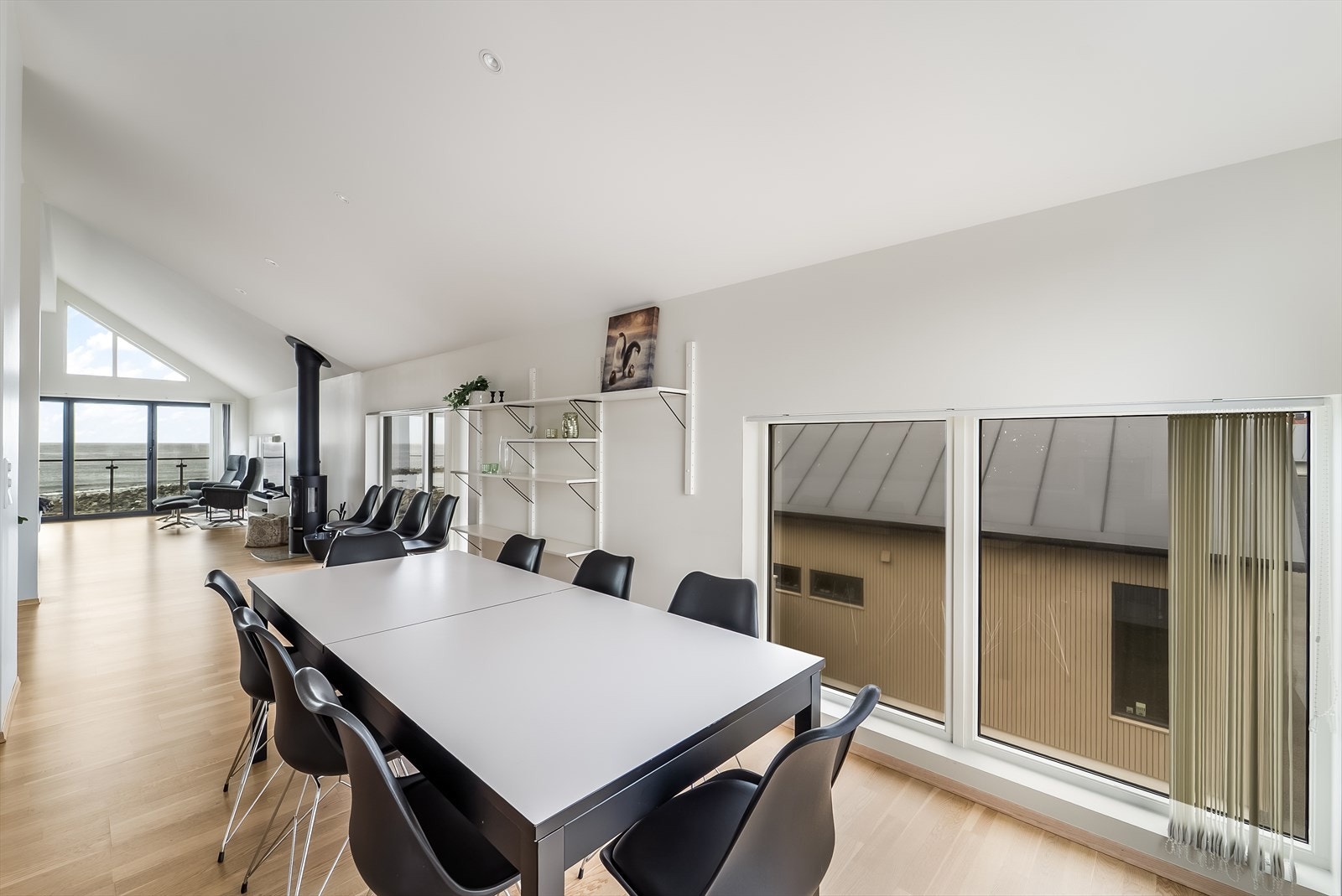 En innbydende spiseplass med god romfølelse - perfekt for lange middager med familie og venner. Galleribilde