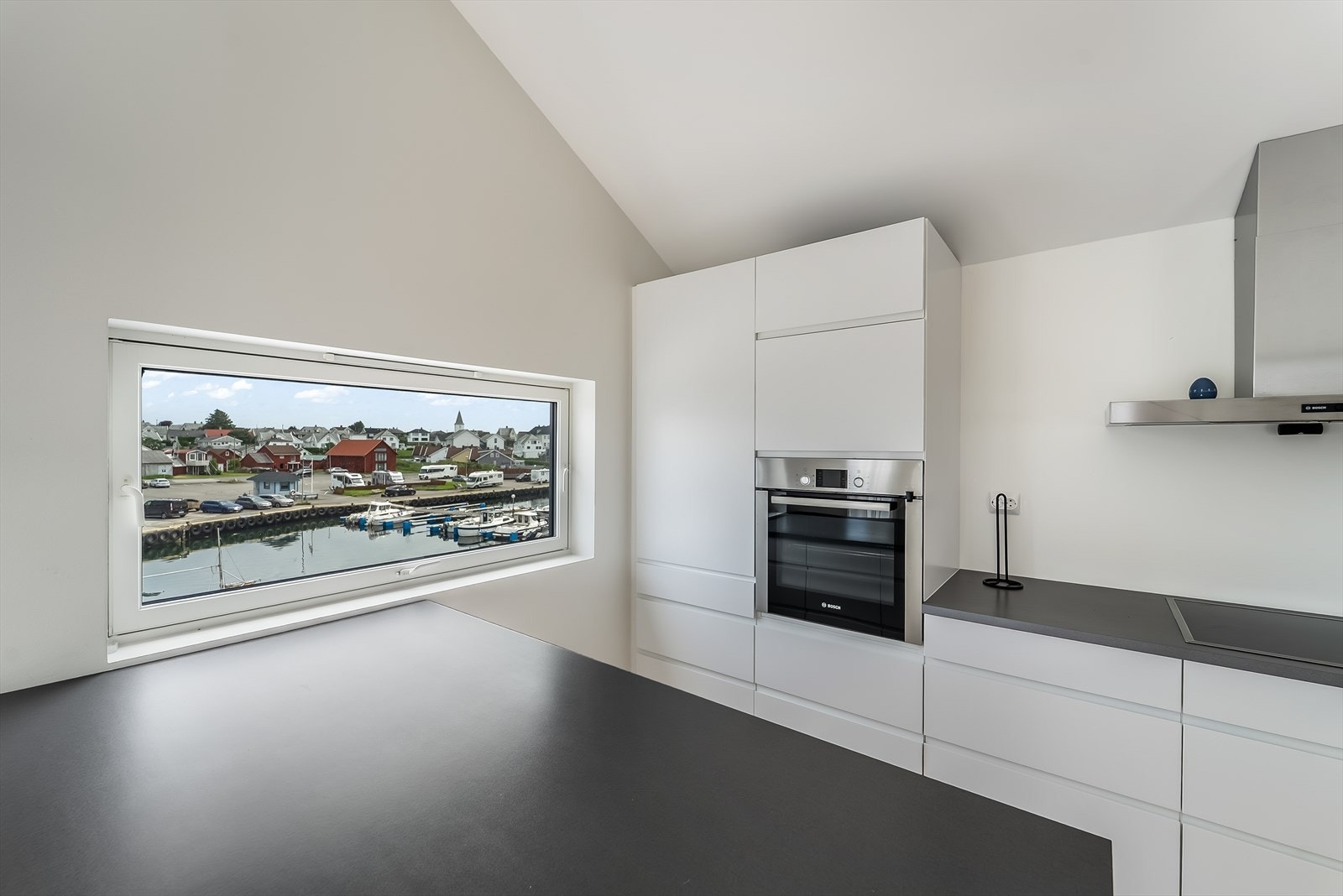 Lyst og funksjonelt kjøkken med praktisk planløsning og med hyggelig utsyn. Galleribilde