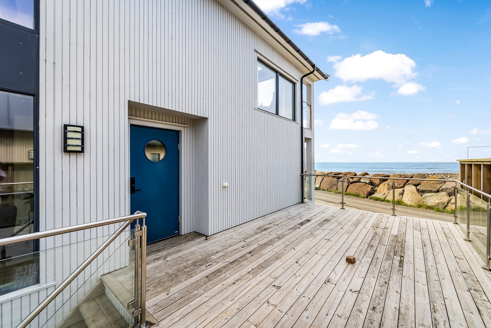 Terrasse med inngangsdør til andre etg. Galleribilde