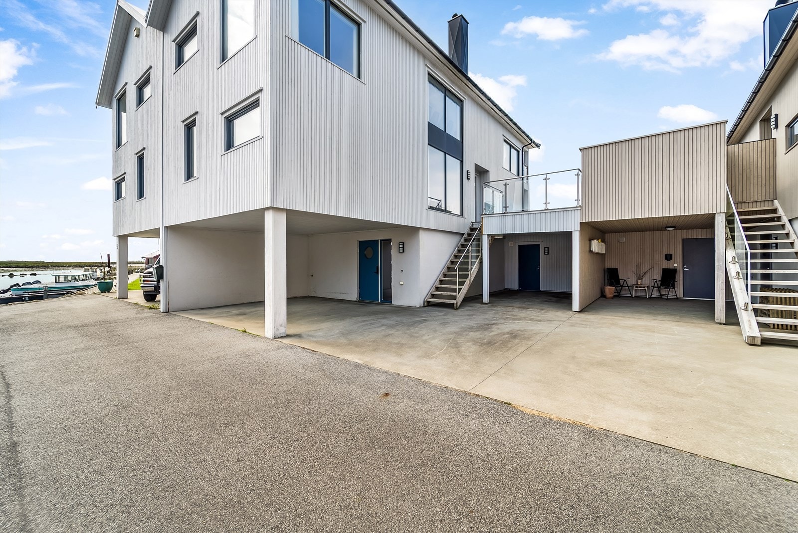Boligen har store parkeringsmuligheter Galleribilde