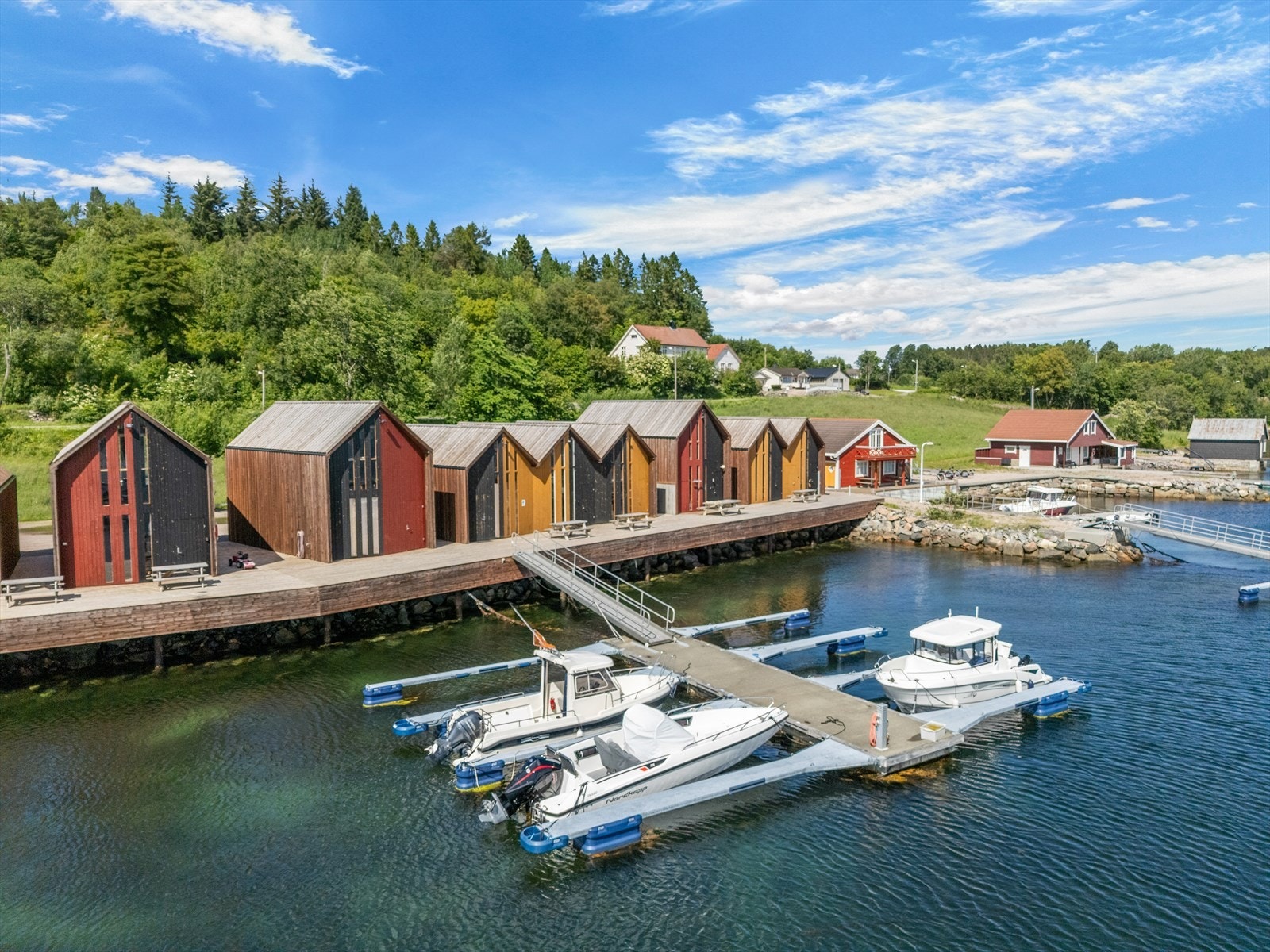 Din lokale eiendomsmegler Aleksander Faksvåg Talgø har gleden av å presentere dette flotte naustet på Henda. Foto: Interiørfoto AS Galleribilde