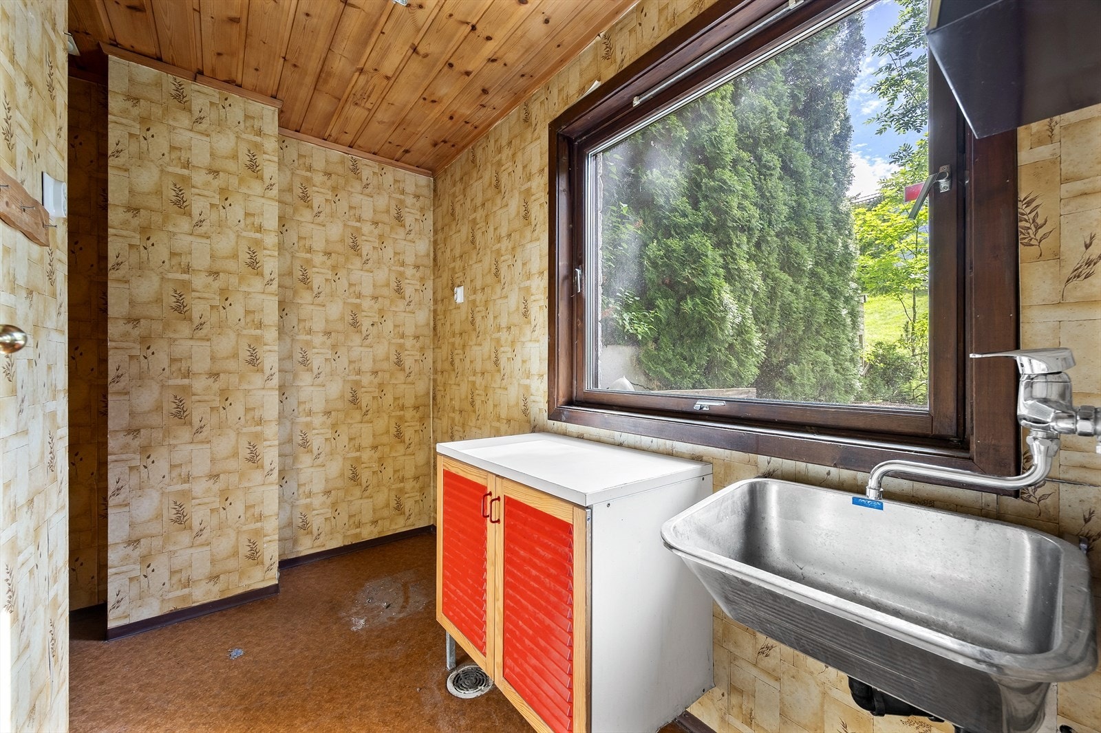 Separat vaskerom med utslagskum og opplegg for vaskemaskin. Galleribilde
