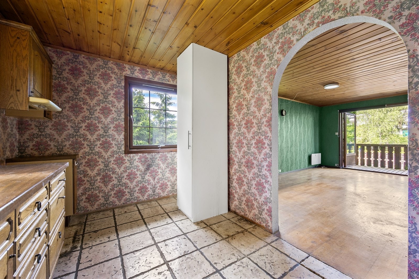 Innredningen består av heltre profilerte eikefronter, laminat benkeplate og nedfelt stålkum. Galleribilde