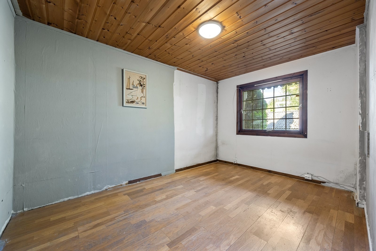 Soverommene har plass til dobbeltseng, tilhørende nattbord og garderobeløsning. Galleribilde