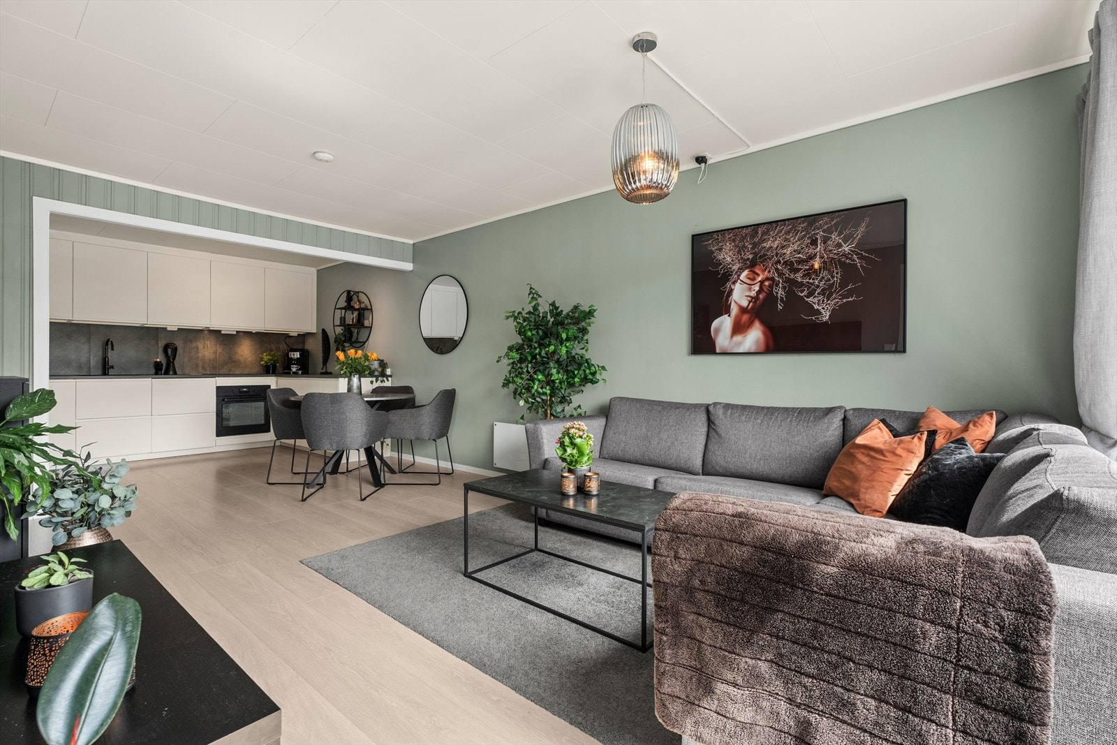 Nylig malte overflater og store vindusflater gir et lyst inntrykk. Galleribilde