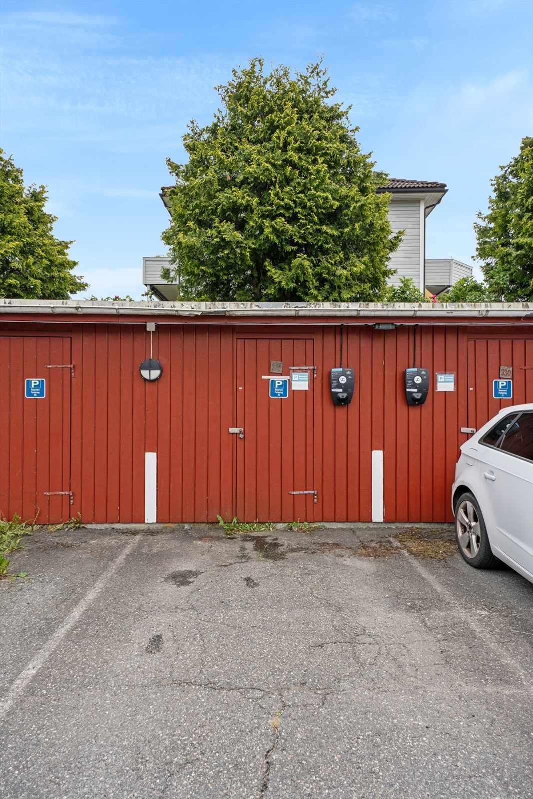 Leiligheten disponerer en nummerert parkeringsplass med elbil-lader, samt en utvendig bod. Galleribilde