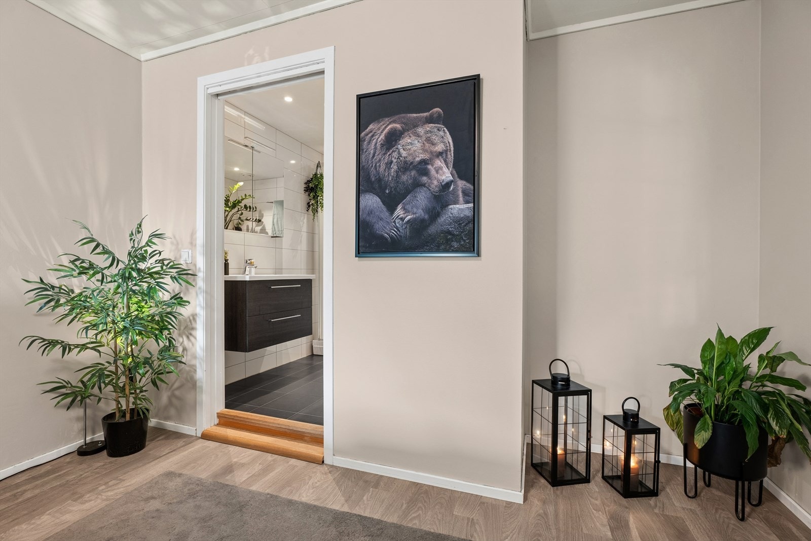 Leiligheten er malt i moderne og behagelige fargetoner. Galleribilde