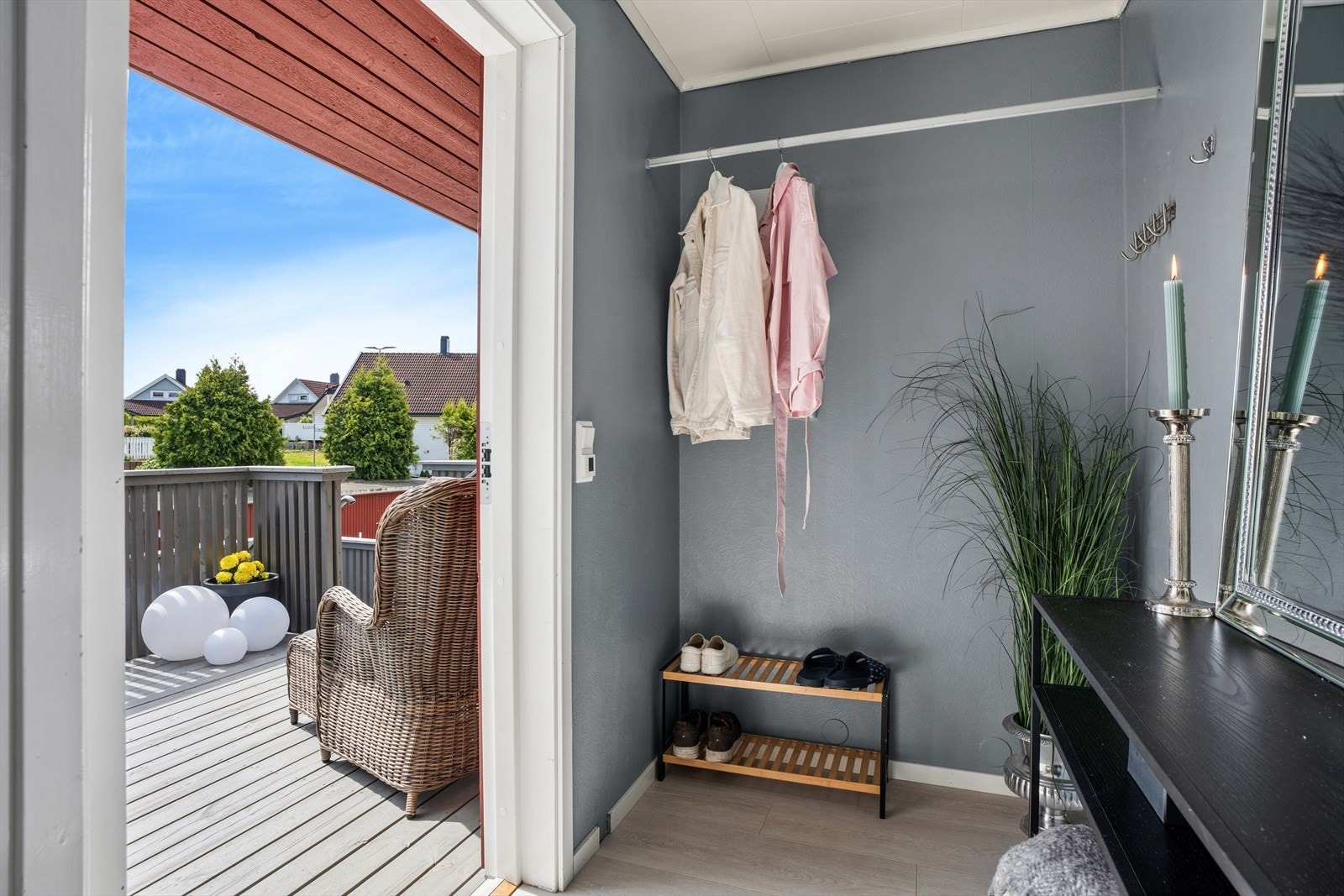 Entré med elektrisk gulvvarme og plass til yttertøy. Galleribilde