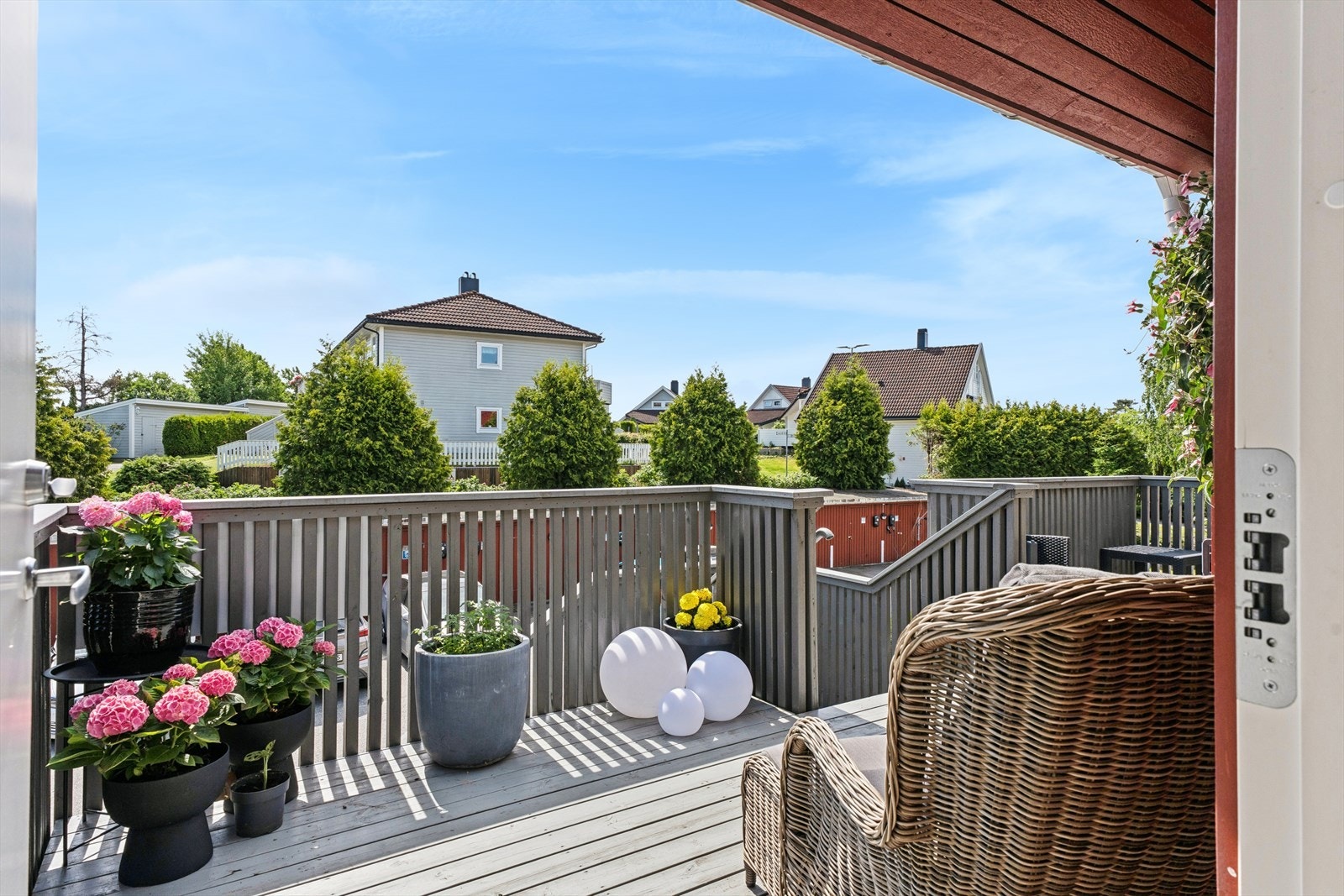 Fra verandaen er det utsyn over borettslagets fellesarealer. Galleribilde