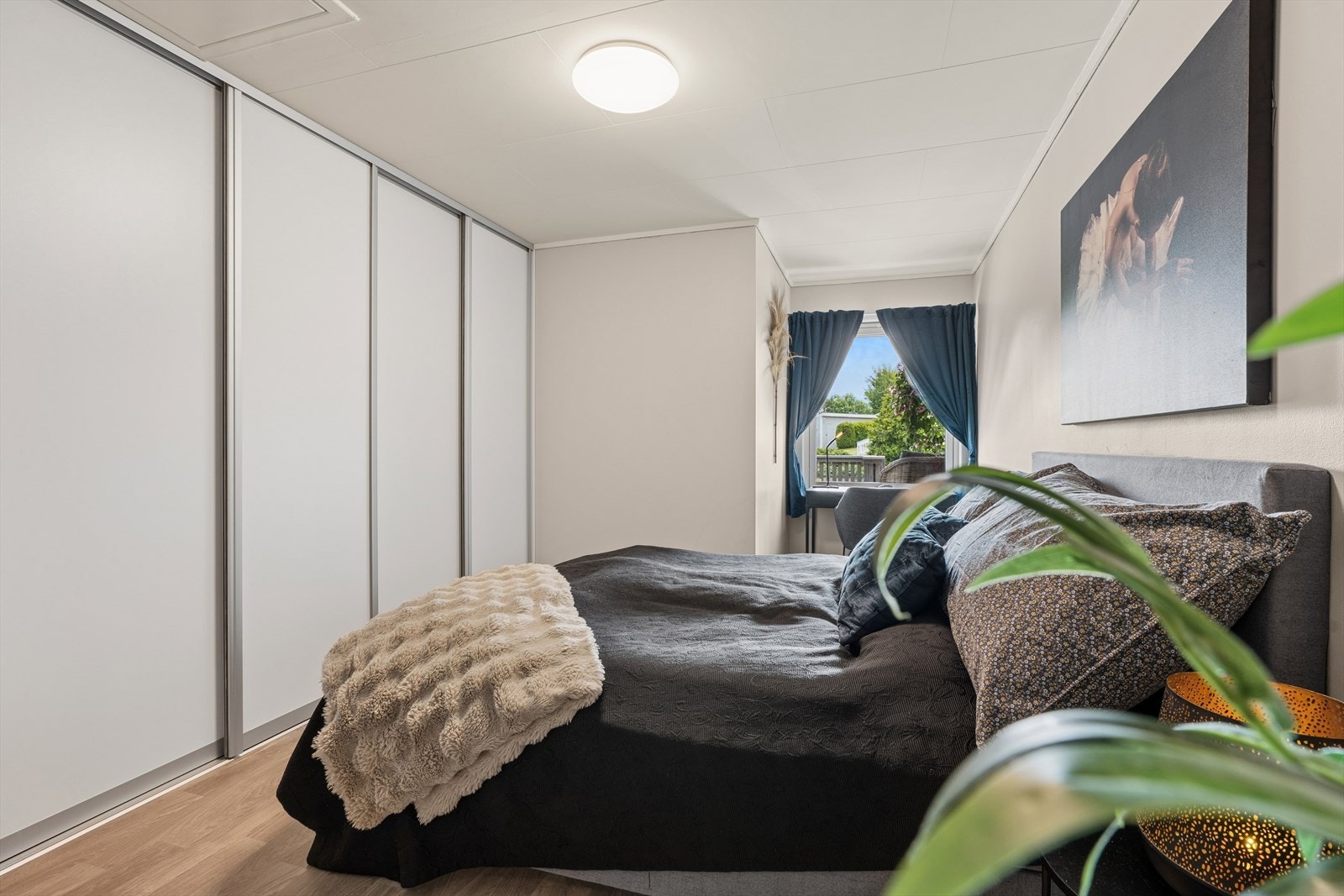 God oppbevaringsplass i en romslig skyvedørsgarderobe. Galleribilde