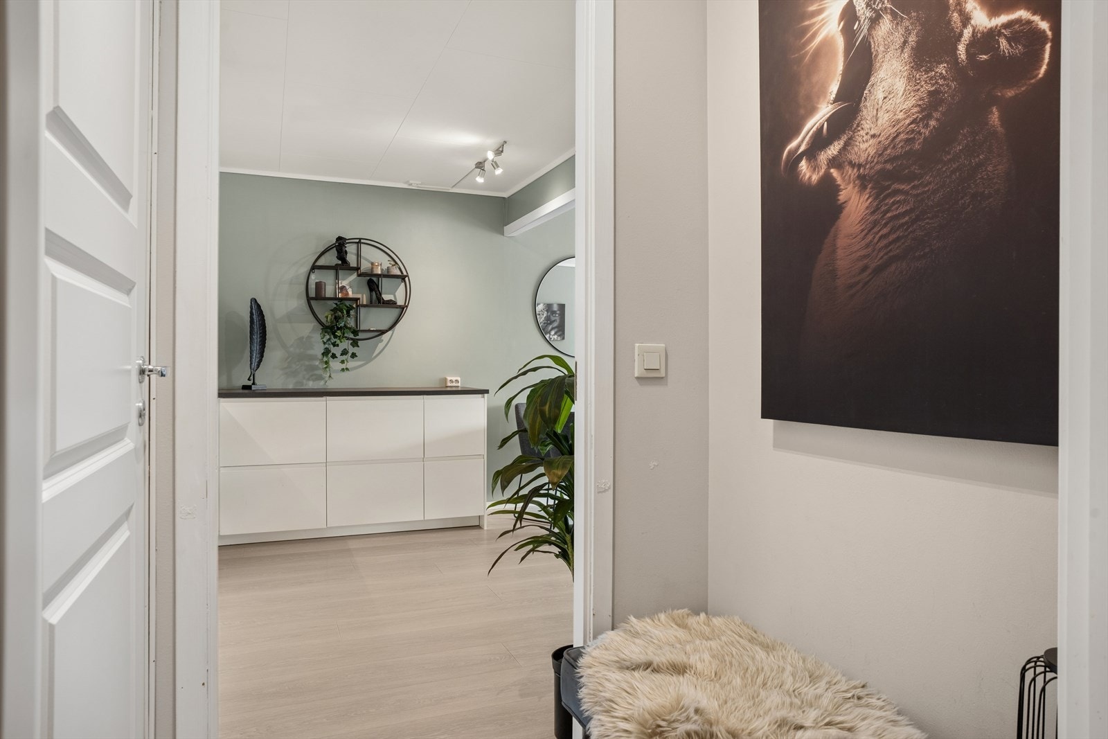 Gangen har inngang til en praktisk innvendig bod for lagring. Galleribilde