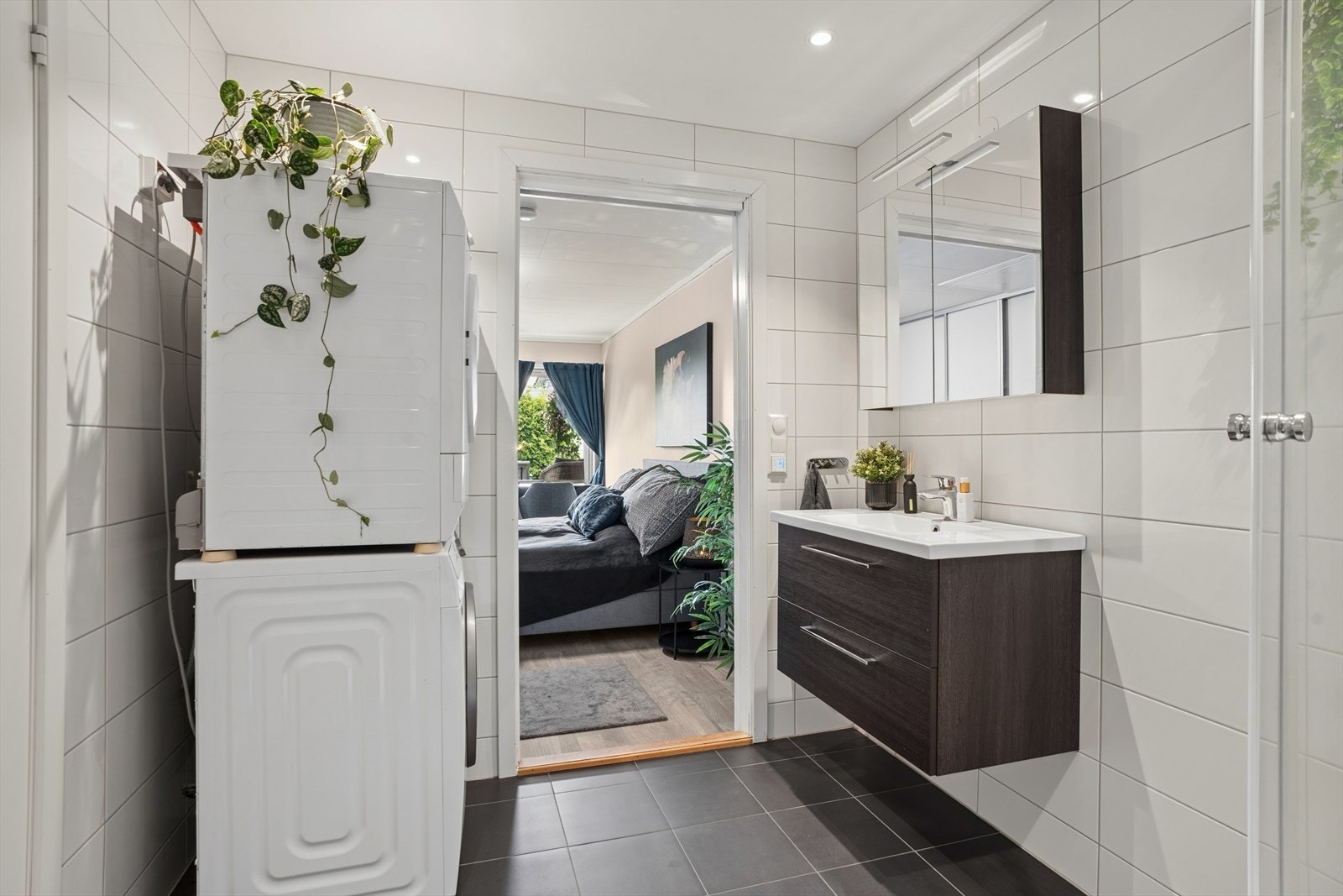 Badet har termostatstyrt gulvvarme og opplegg for vaskemaskin. Galleribilde
