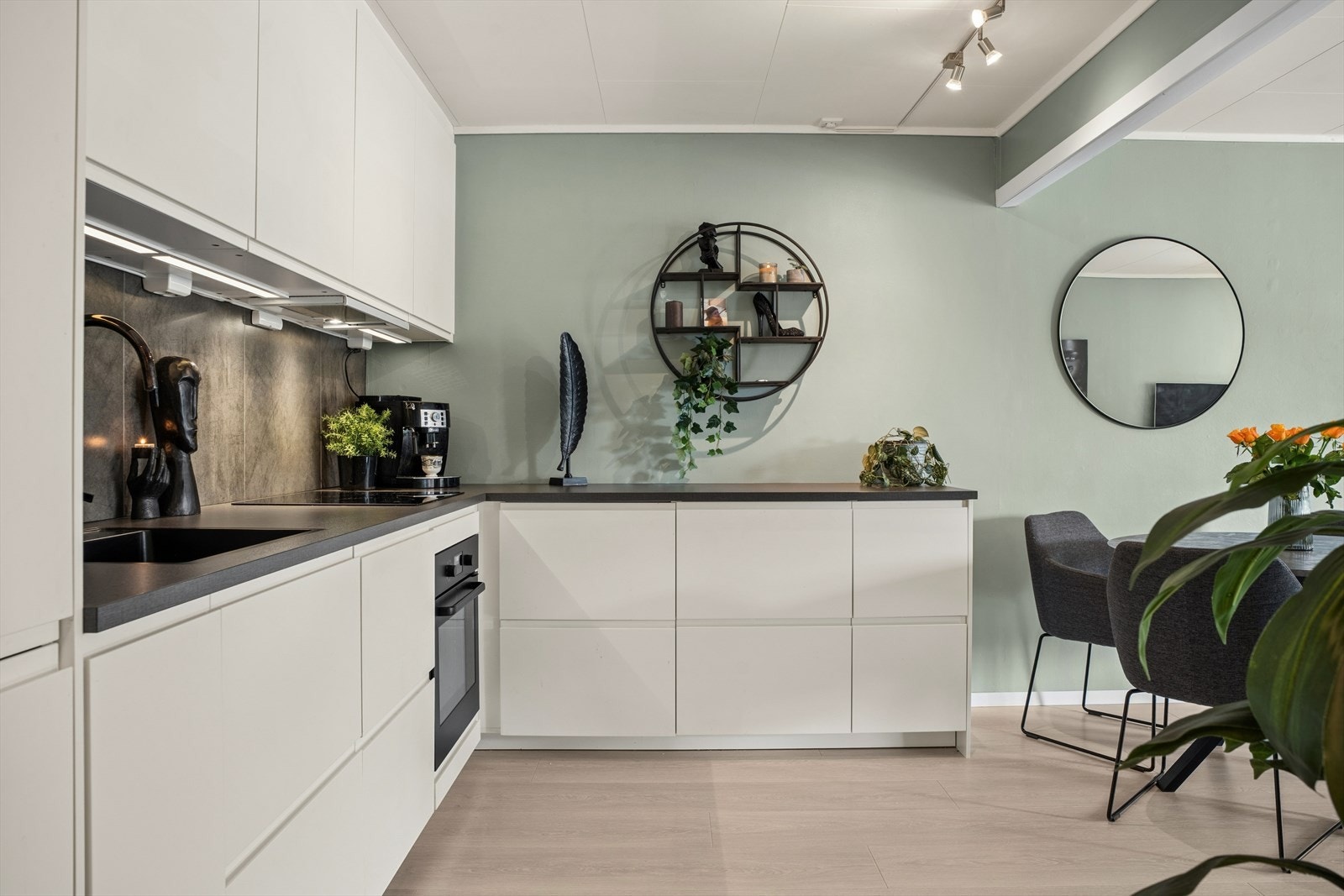 Leiligheten har en sosial, åpen løsning med et moderne IKEA-kjøkken fra 2020. Galleribilde