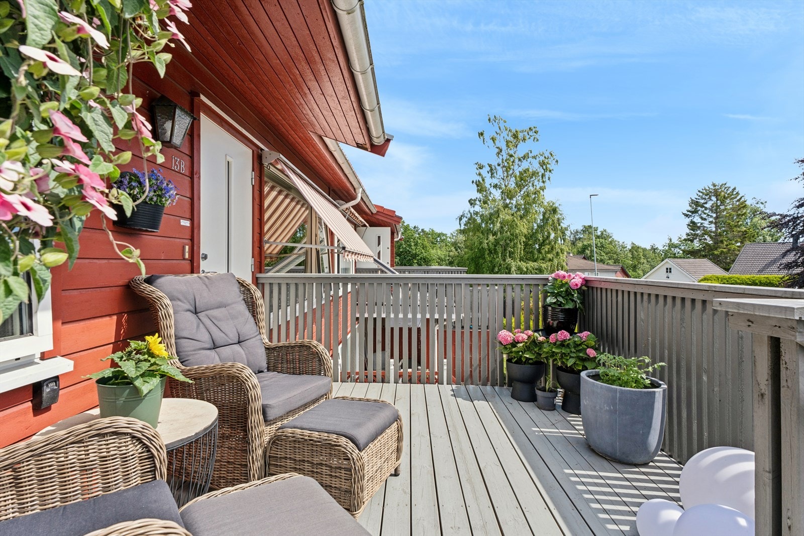 Fra inngangspartiet er det utgang til en romslig veranda på ca. 9 m². Galleribilde