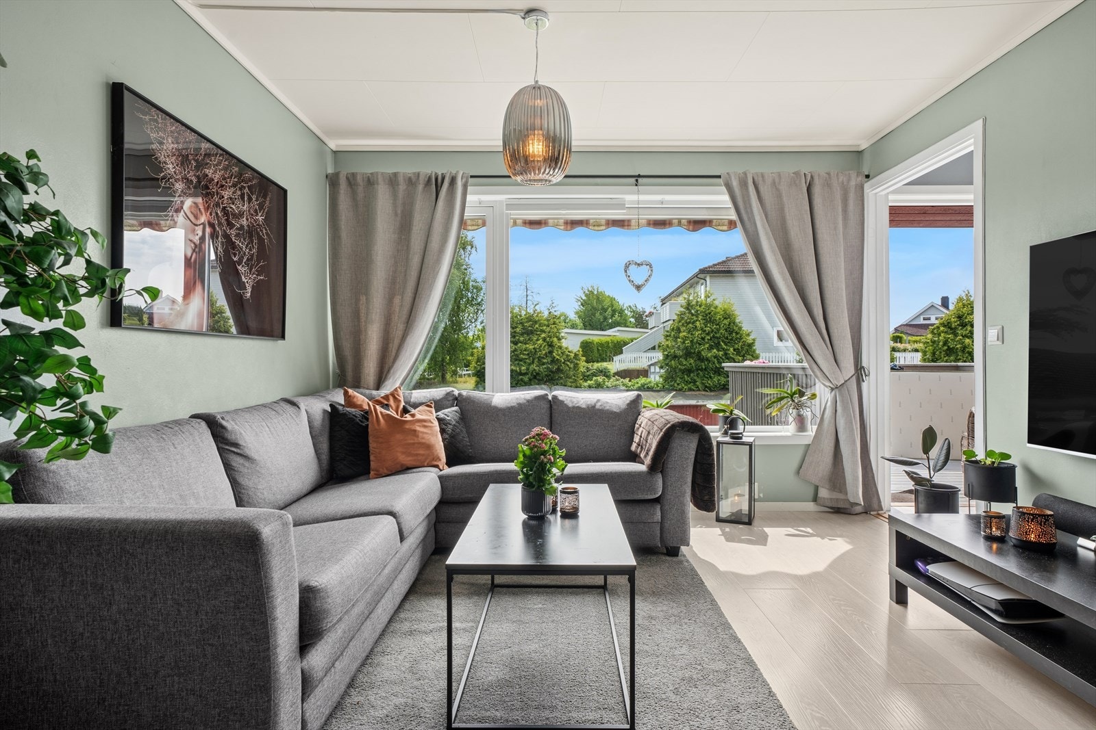 Stuen har god plass til en større sofagruppe. Galleribilde