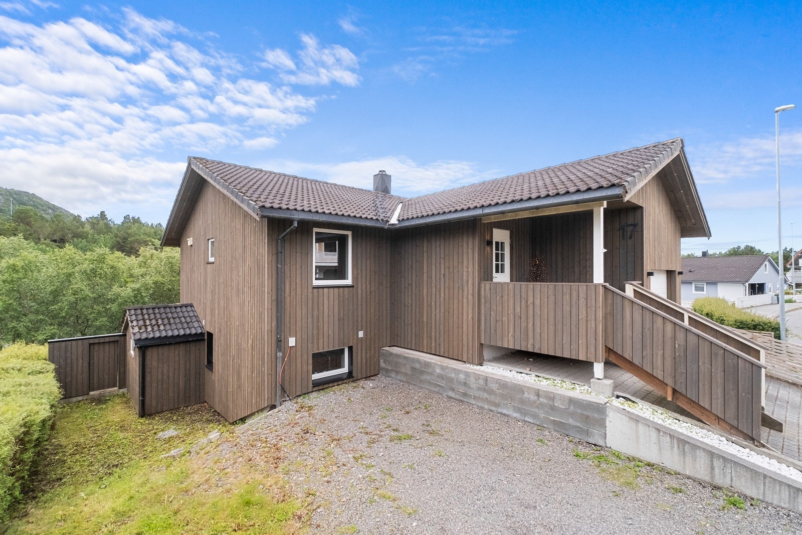 Huset er strategisk plassert på tomten, og man har god plass rundt huset Galleribilde