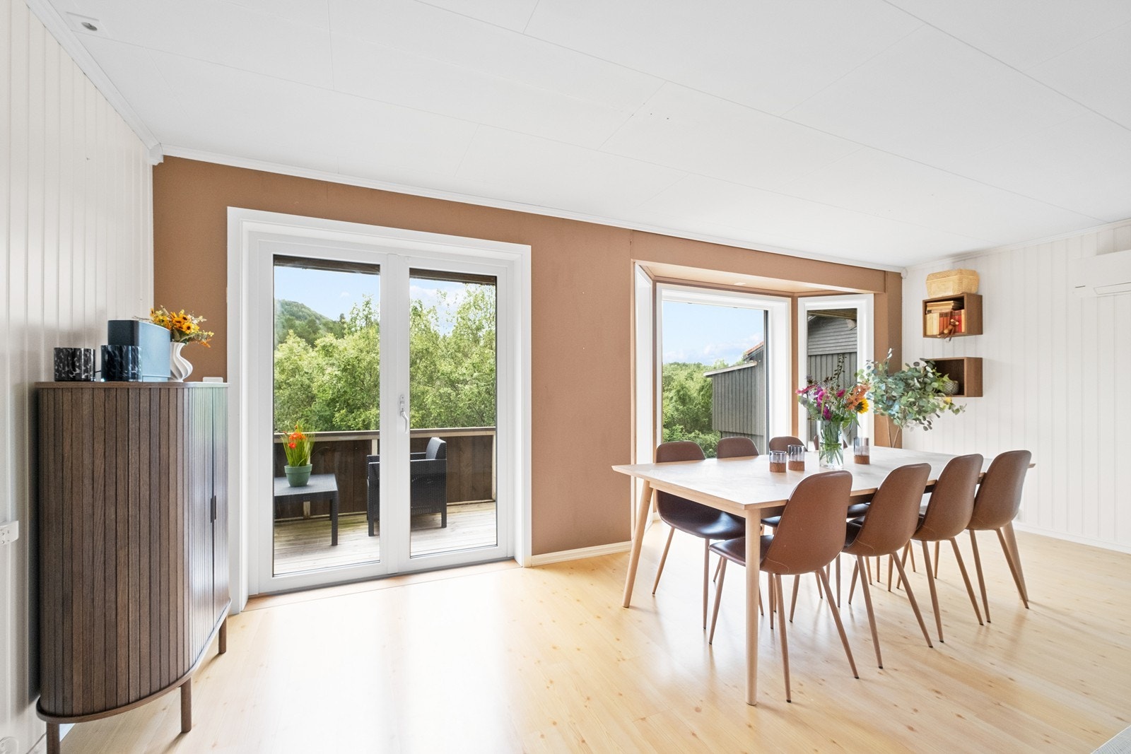 Fra stue/ spisestue er det utgang til en sørvendt veranda Galleribilde