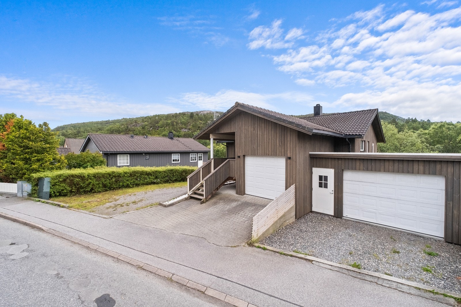 Man har både garasje i tilknytning til huset og i tilbygg ved siden av. Galleribilde