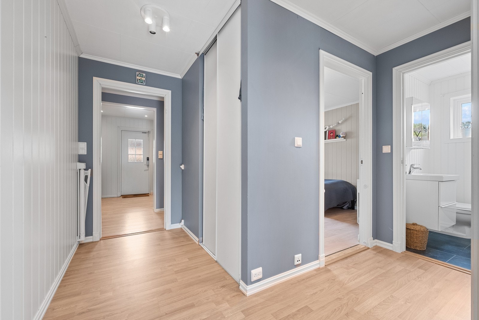 I gang mellom stue og entré er det montert skyvedørsgarderobe, og man har tilgang til soverom og toalettrom. Galleribilde