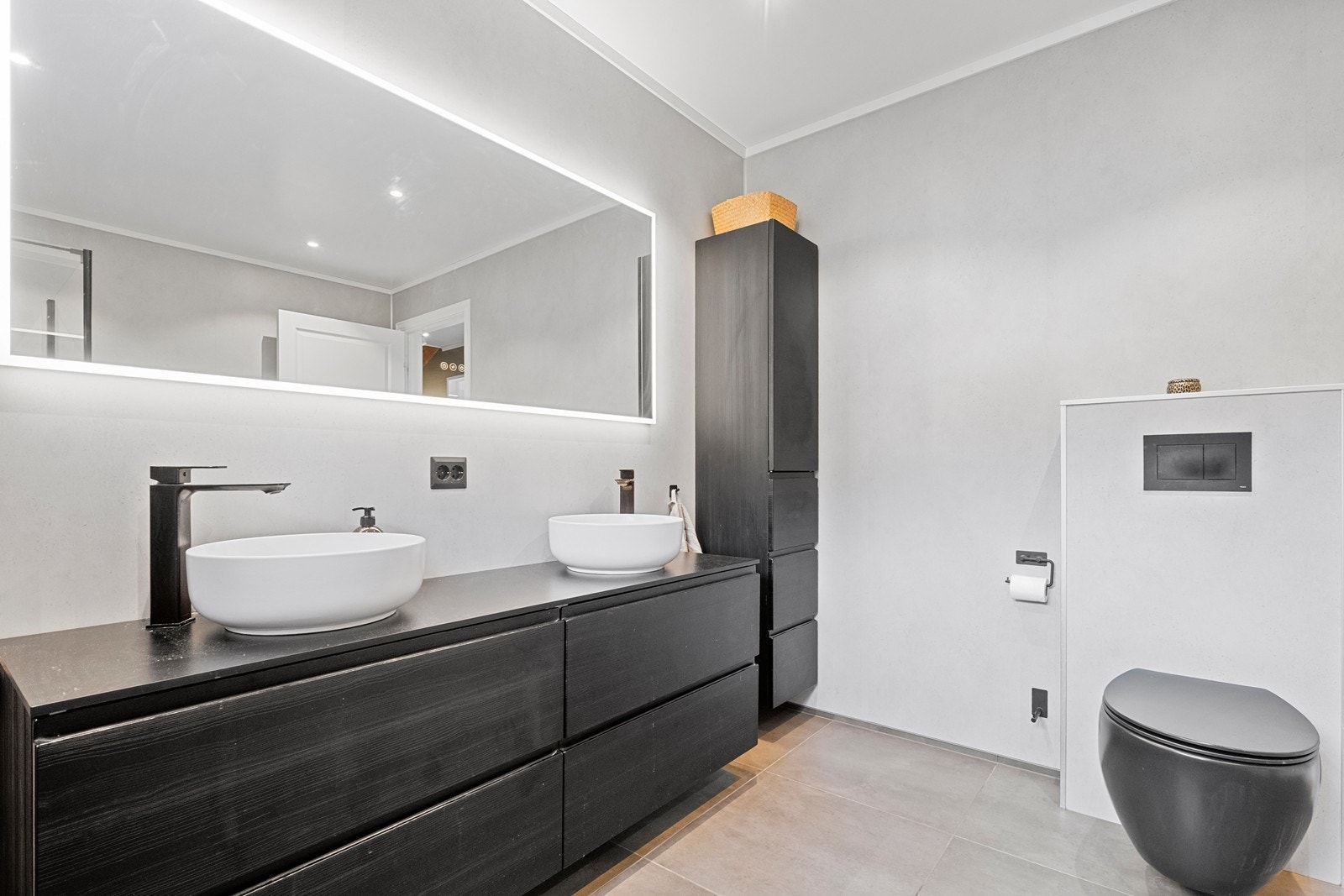 Badet er videre utstyrt med vegghengt toalett Galleribilde