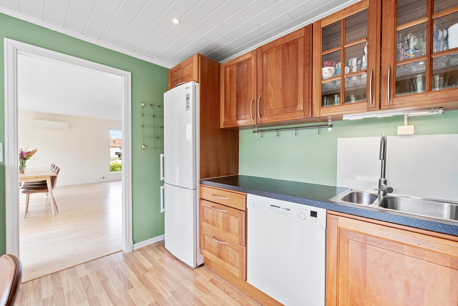 Lett tilgang mellom kjøkken og spisestue Galleribilde