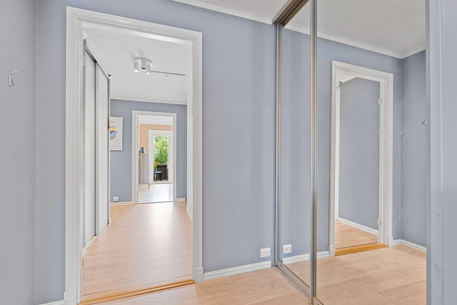 Også i entréen er det montert skyvedøsrgarderobe, her med speilfronter. Galleribilde