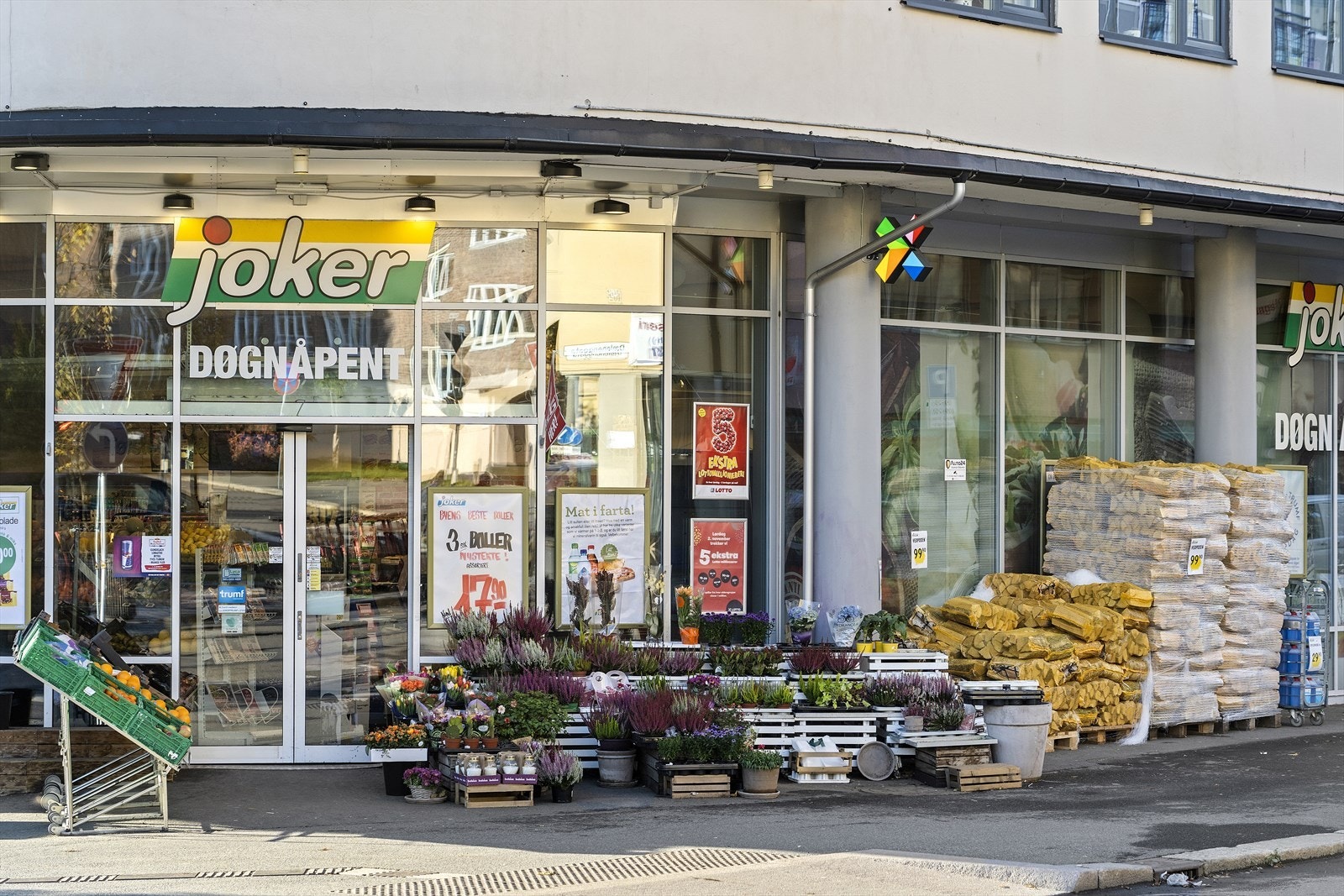 Det er en rekke matbutikker i nærheten av leiligheten, blandt annet Kiwi og Rema 1000 i Trondheimsveien og en døgnåpen Joker ligger rett oppi gata. Galleribilde