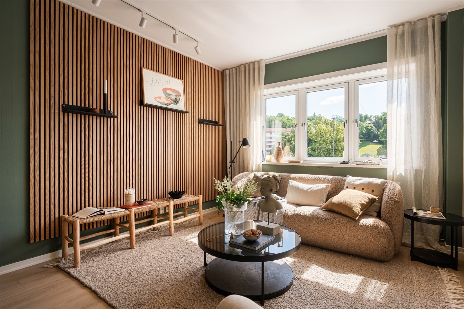 Leiligheten har en lys og innbydende stue med en dekorativ spilevegg som tilfører rommet et moderne preg. Galleribilde