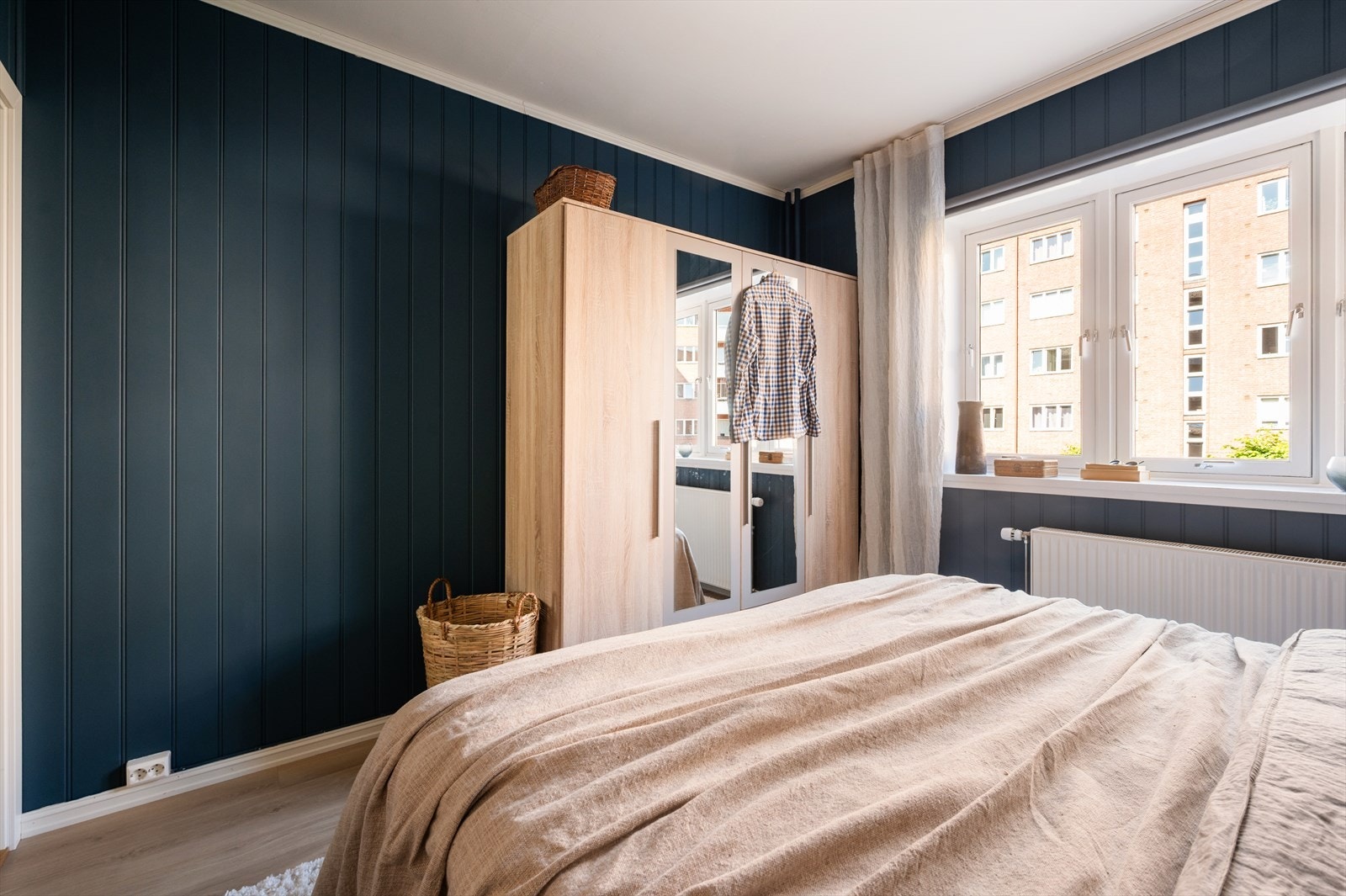 Hovedsoverommet er romslig og har god plass til dobbeltseng med nattbord og stort garderobeskap. Galleribilde