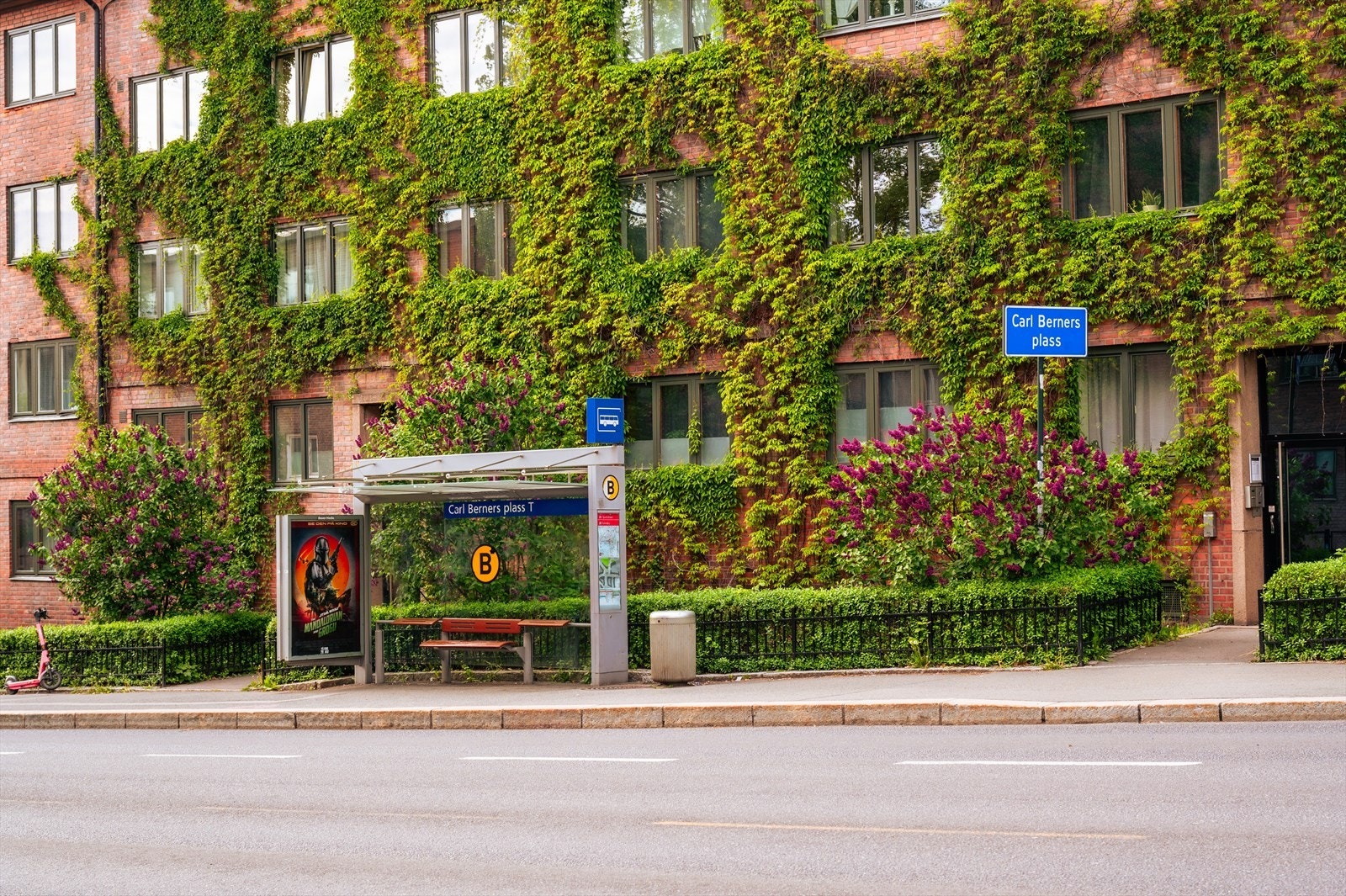 Det er en rekke bussforbindelser fra Carl Berner, i tillegg går også en rekke linjer fra Flybussen her slik at du enkelt kan komme deg til og fra flyplassen. Galleribilde