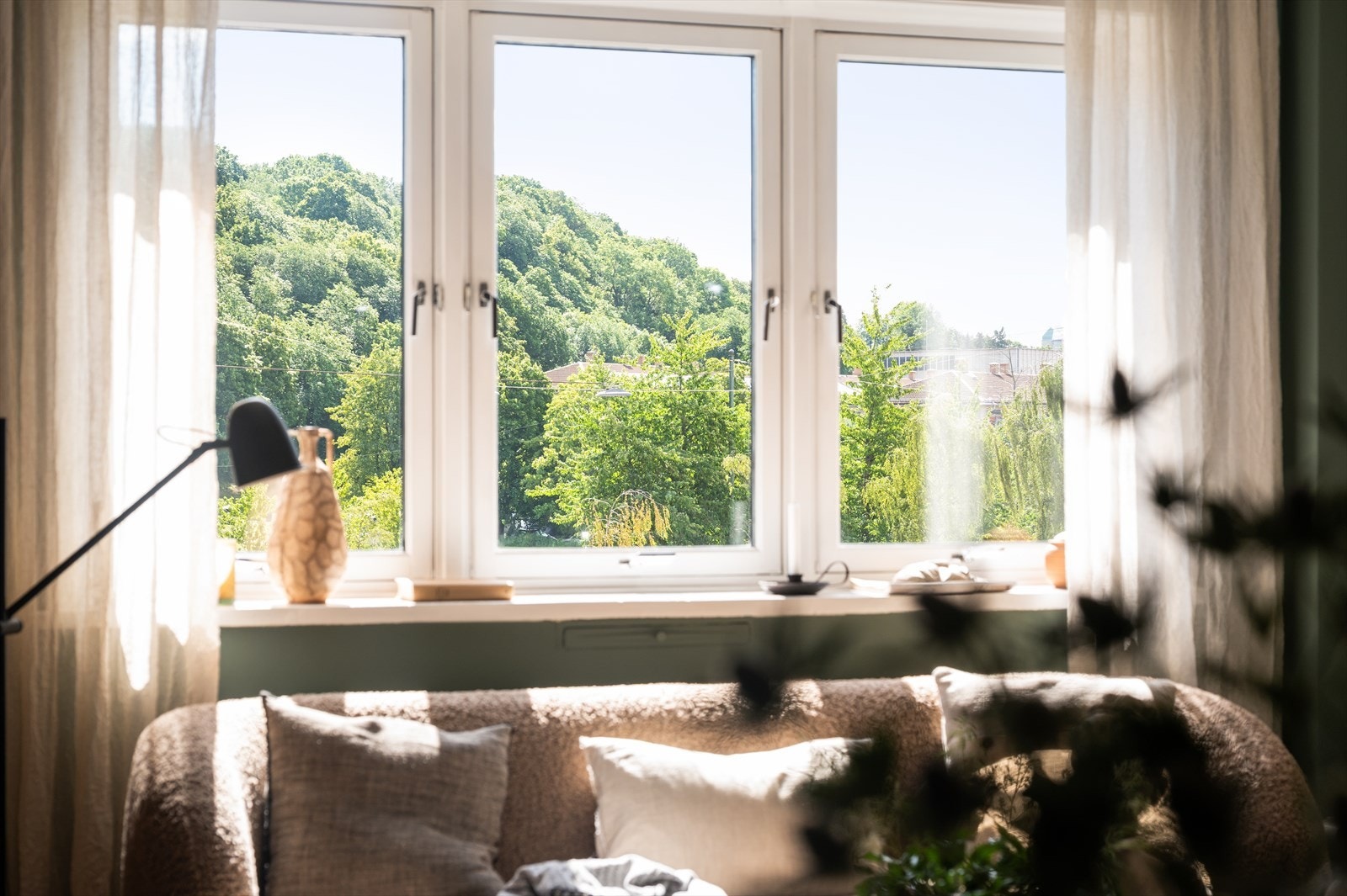 Store vindusflater slipper inn rikelig med naturlig lys og bidrar til en lys og luftig romfølelse. Galleribilde