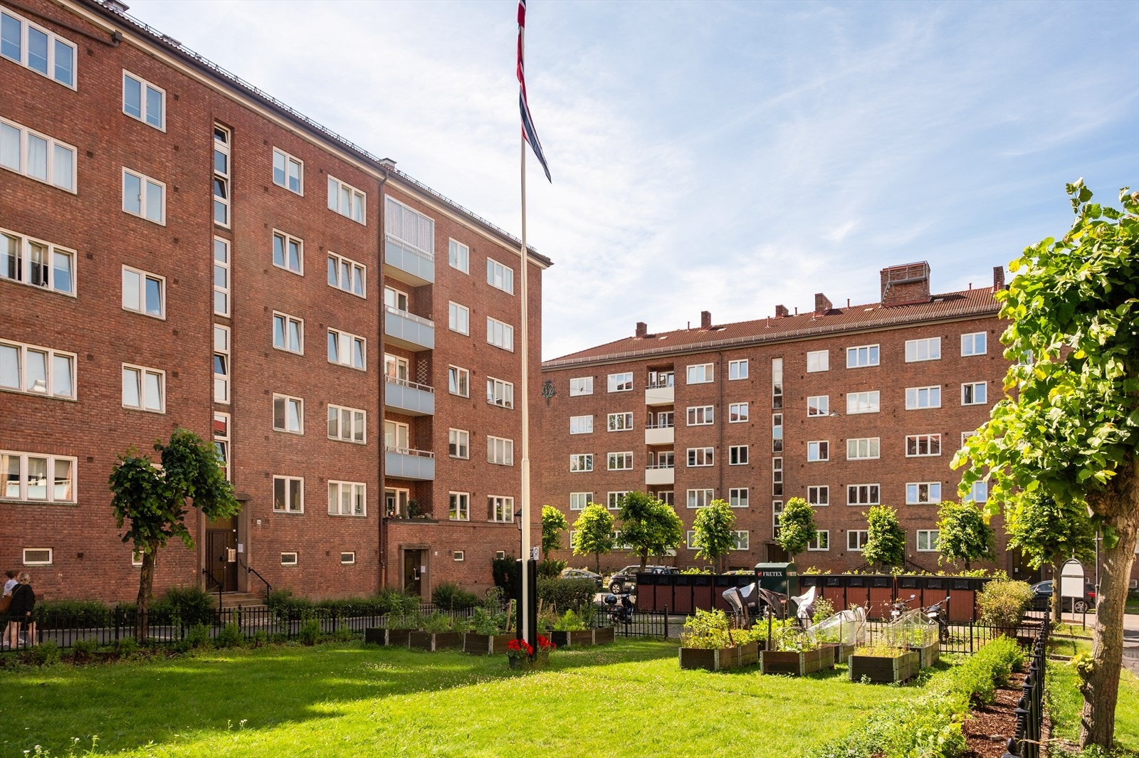 Leiligheten ligger fint til på populære Sofienberg. Det er kort vei til kollektivtilbud, samt dagligvarebutikker, kaféer, restauranter og flere flotte grøntområder. Galleribilde