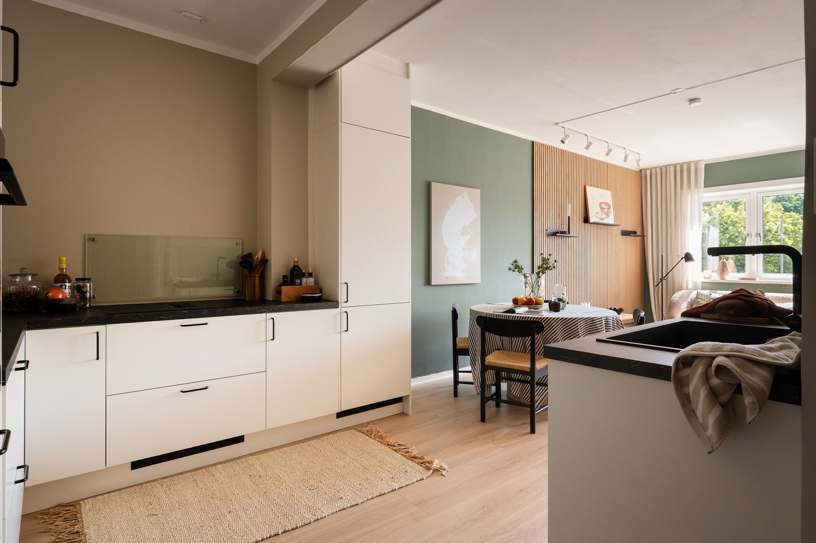 Kjøkkenet er utstyrt med integrert stekeovn, platetopp med nedfelt kjøkkenventilator med kullfilter, oppvaskmaskin samt kjøleskap med fryser. Galleribilde