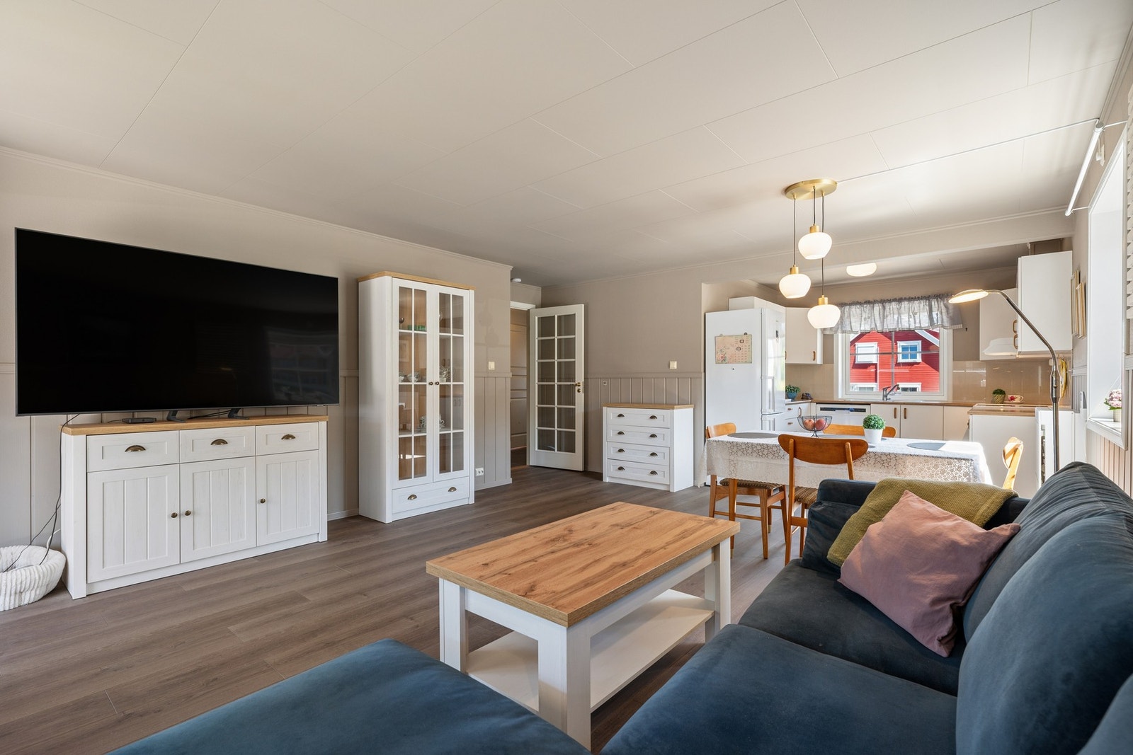 Stuen er lys og romslig med god plass til både sofagruppe, spisebord og øvrig ønsket møblement. Galleribilde