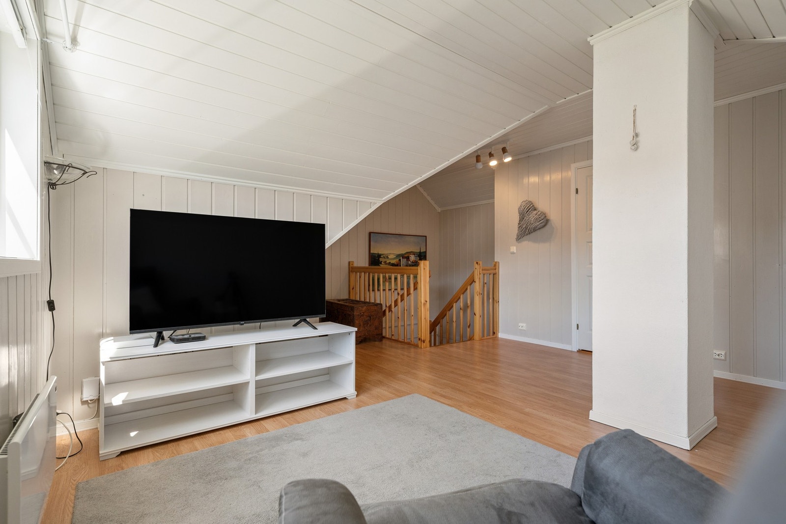 Boligen har en fin loftstue som egner seg god for familier. Galleribilde