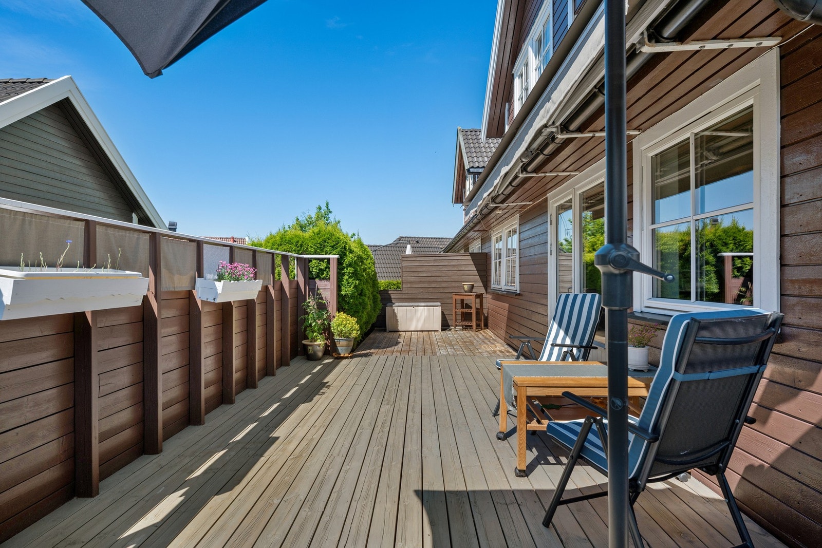 Fra stuen er det utgang til en romslig terrasse på hele 62 kvm som strekker seg rundt to sider av boligen. Galleribilde