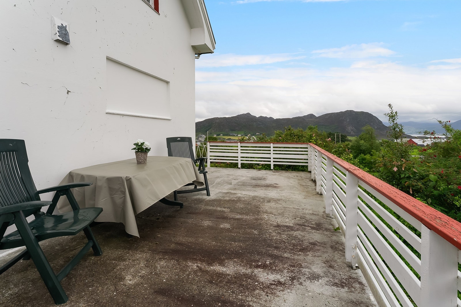 Romslig veranda med utgang fra stuen. Galleribilde