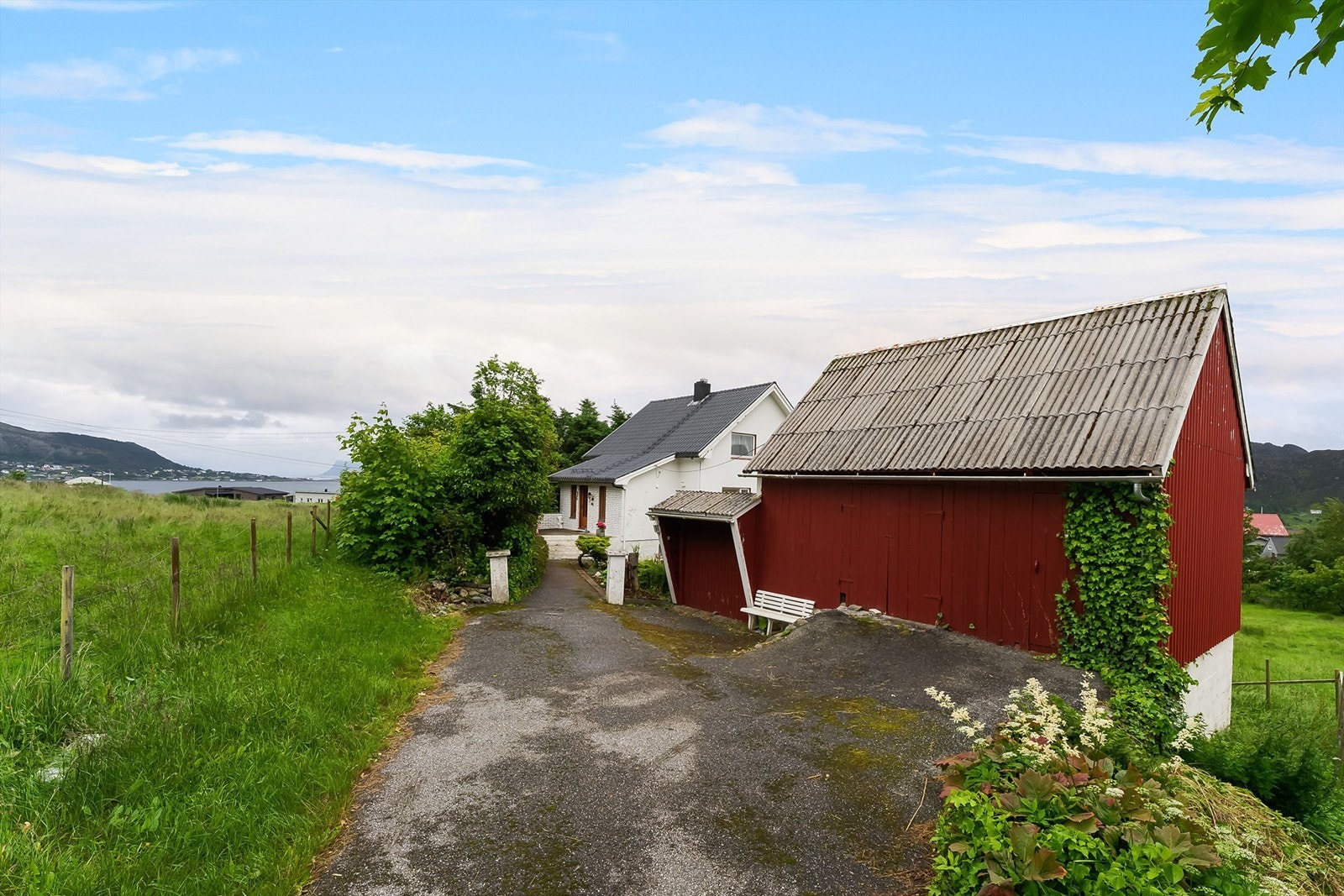 Eiendommen har både garasje og låve. Galleribilde