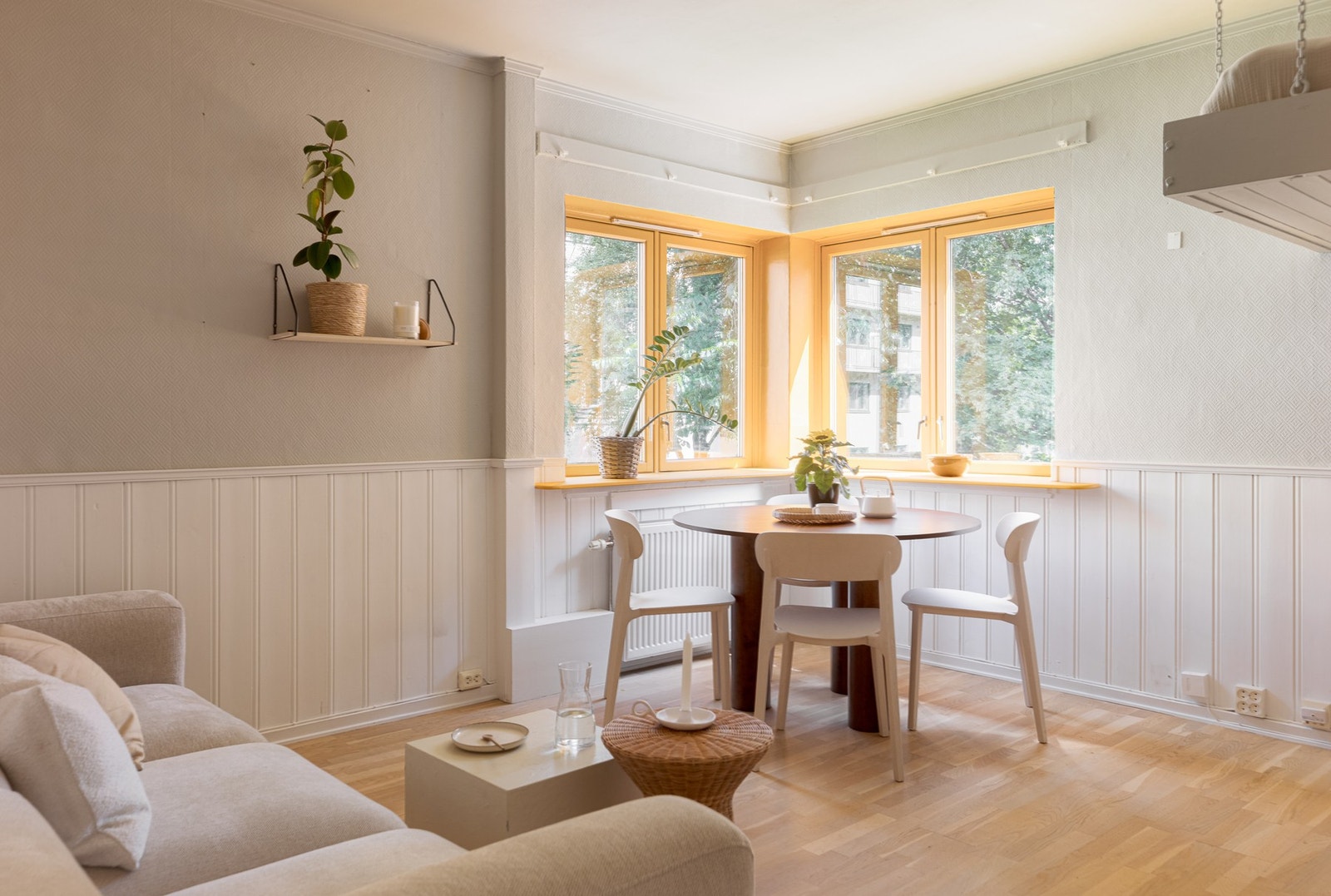 Det er plass til spisebord ved vinduet. Galleribilde