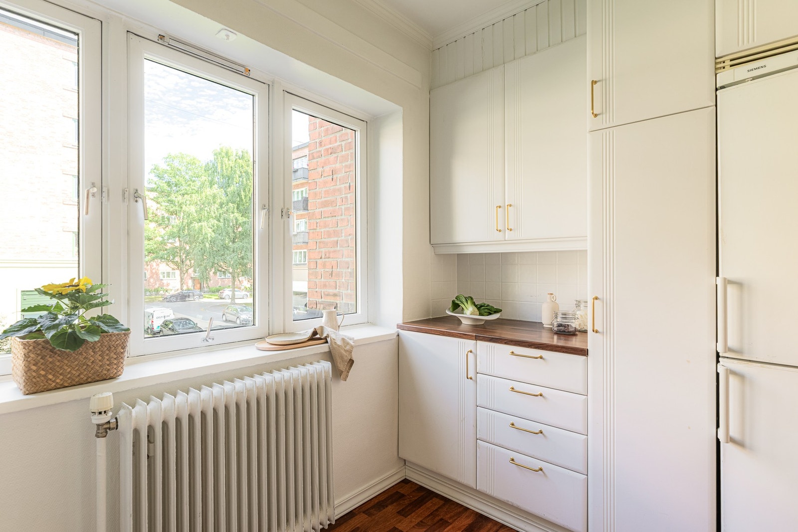 Leiligheten er oppvarmet med radiatorer. Fyring og varmtvann er inkludert i fellesutgiftene. Galleribilde