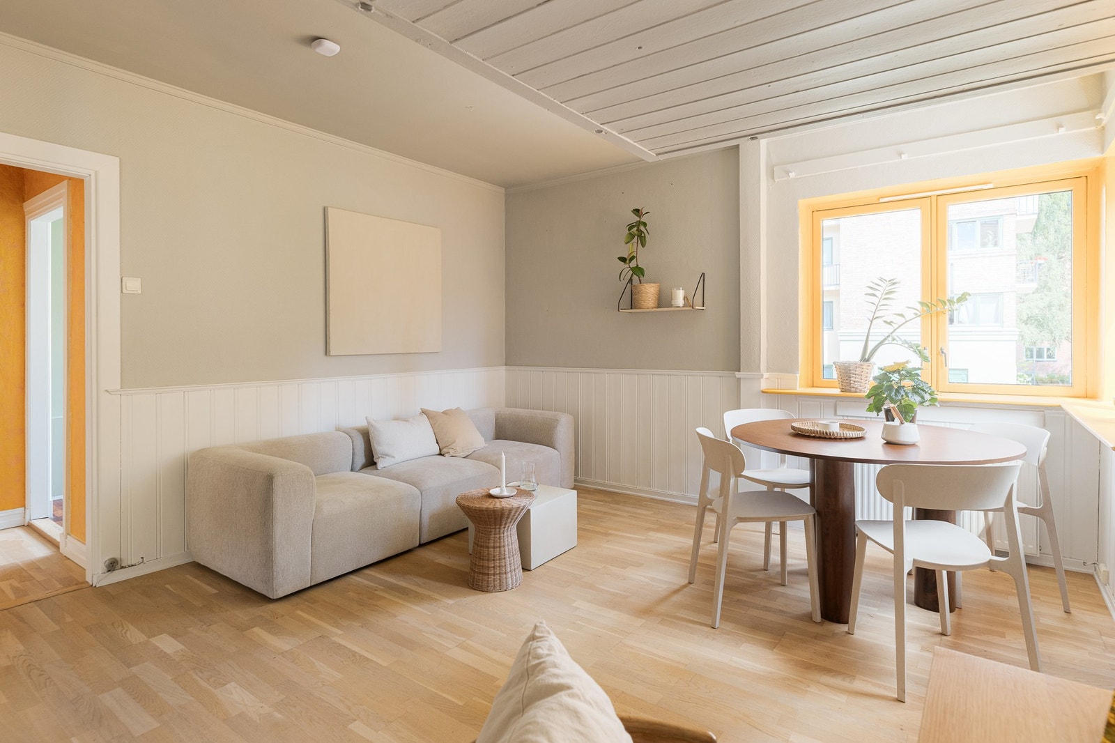 Leiligheten er lys med rikelig av naturlig lysinnslipp fra store vindusflater. Galleribilde