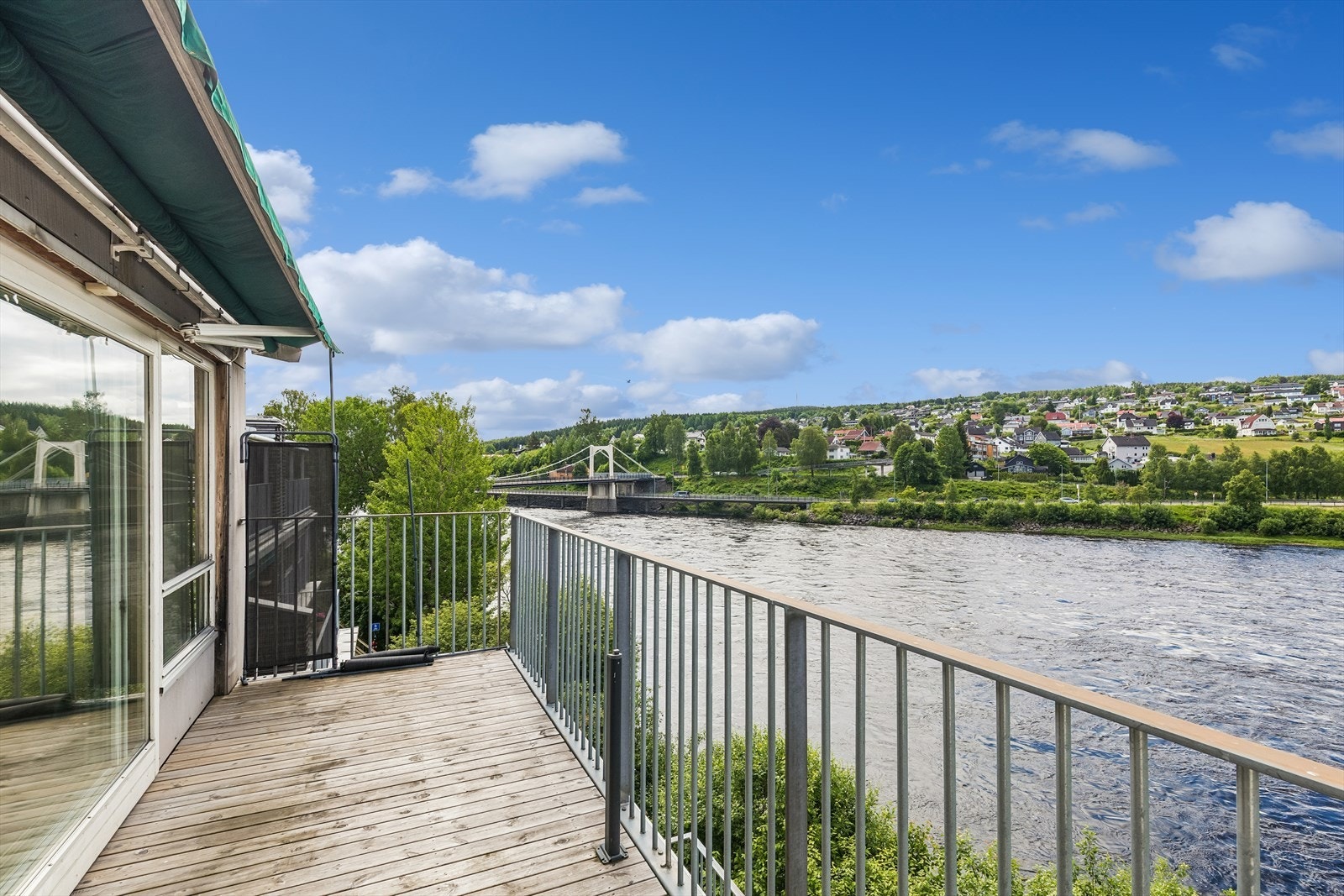 Stor balkong på ca. 10 m² med utsikt over Glomma og Kongsvinger sentrum. Galleribilde