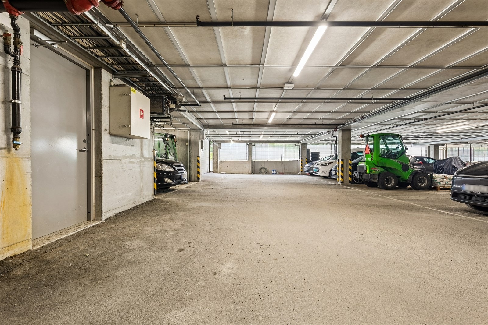 Det medfølger en fast parkeringsplass i felles garasjeanlegg under bygget. Galleribilde