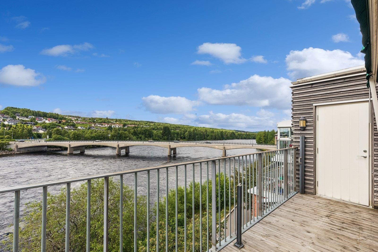 Balkongen har tremmegulv og rekkverk av jern. Galleribilde