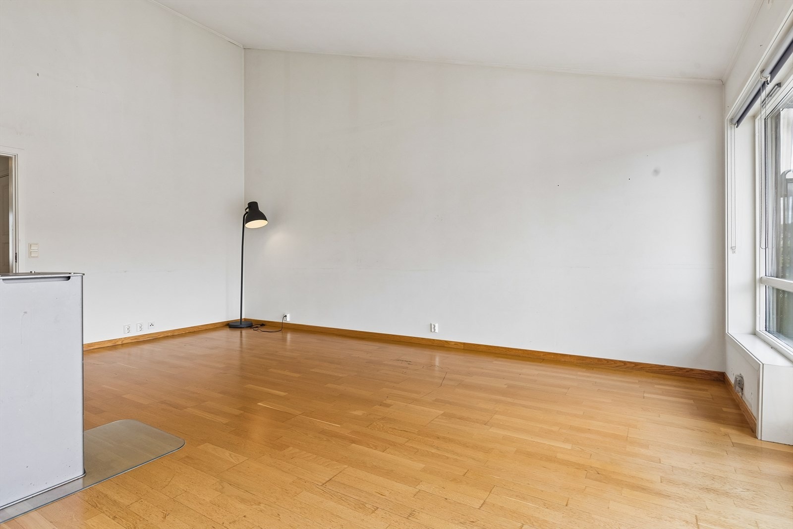 Stuen er romslig og enkel å møblere, med plass til både sofagruppe og spisebord. Galleribilde