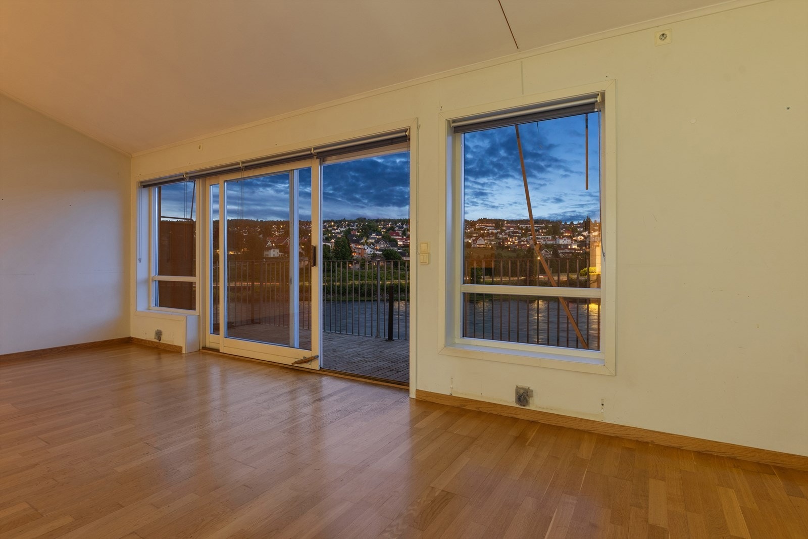 De store vindusflatene skaper en god romfølelse og slipper inn mye lys. Galleribilde