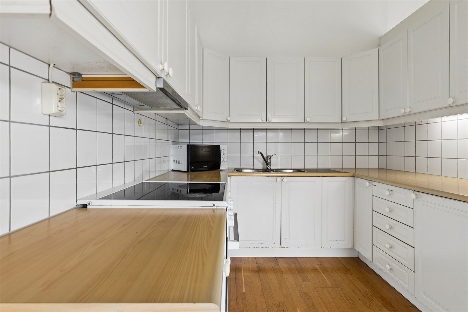 Kjøkkeninnredning med profilerte fronter og laminerte benkeplater. Galleribilde