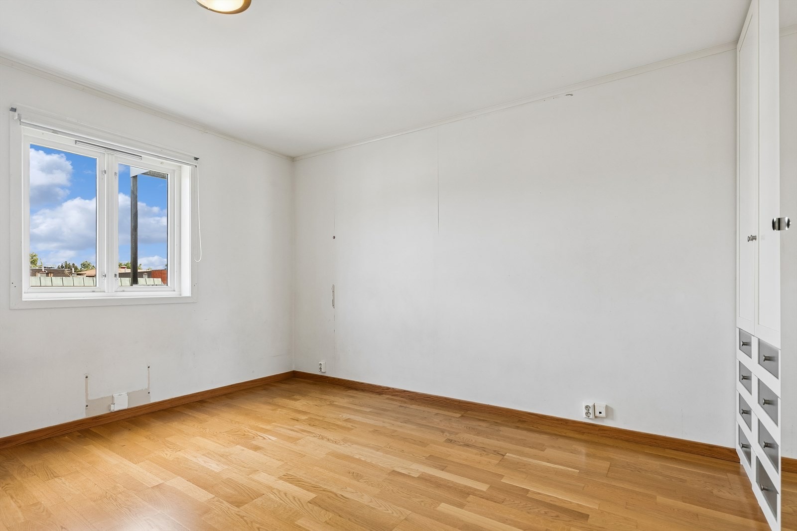 Hovedsoverom med plass til dobbeltseng og garderobe. Galleribilde