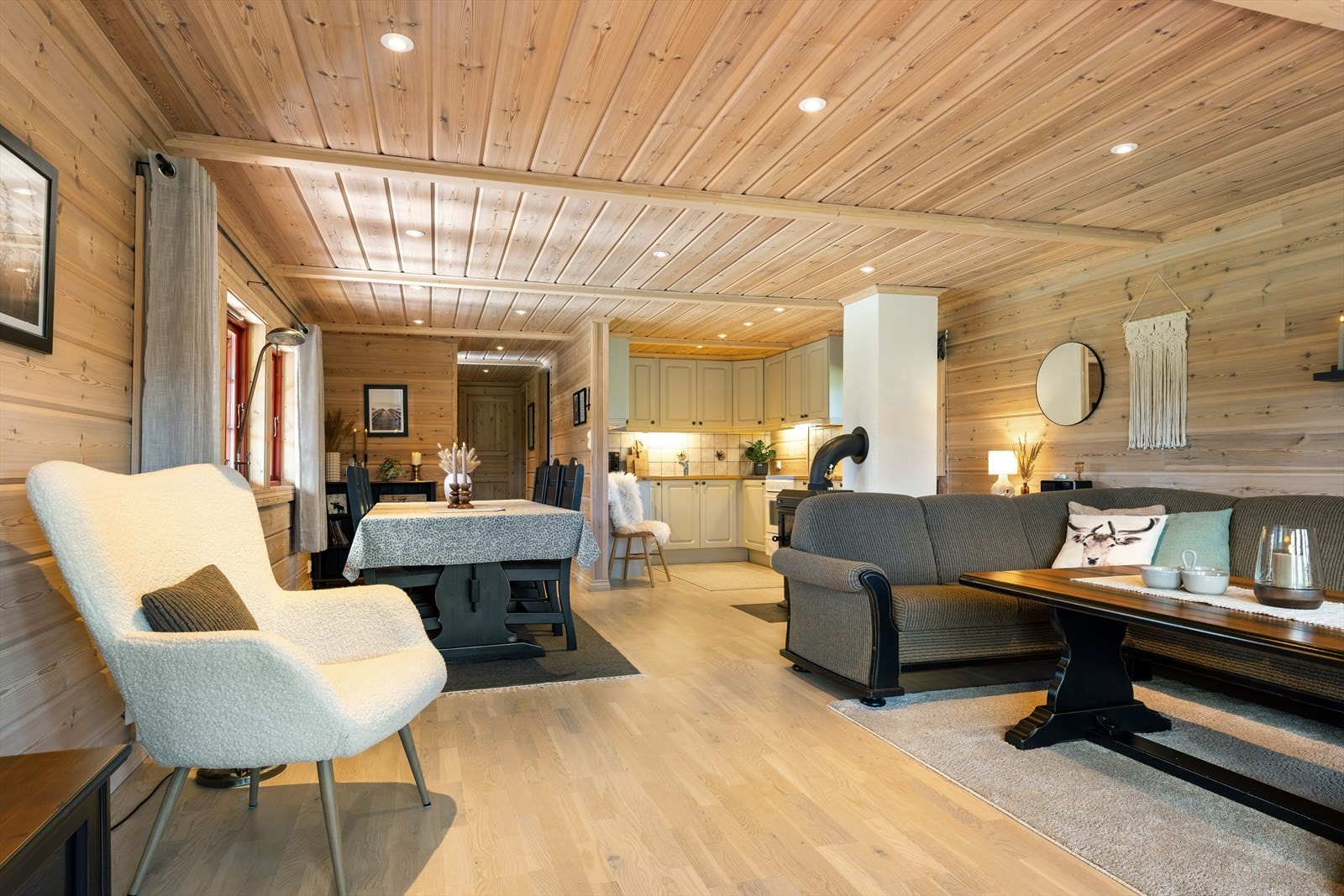 Moderne preg med downlights kombinert med varme treoverflater. Galleribilde